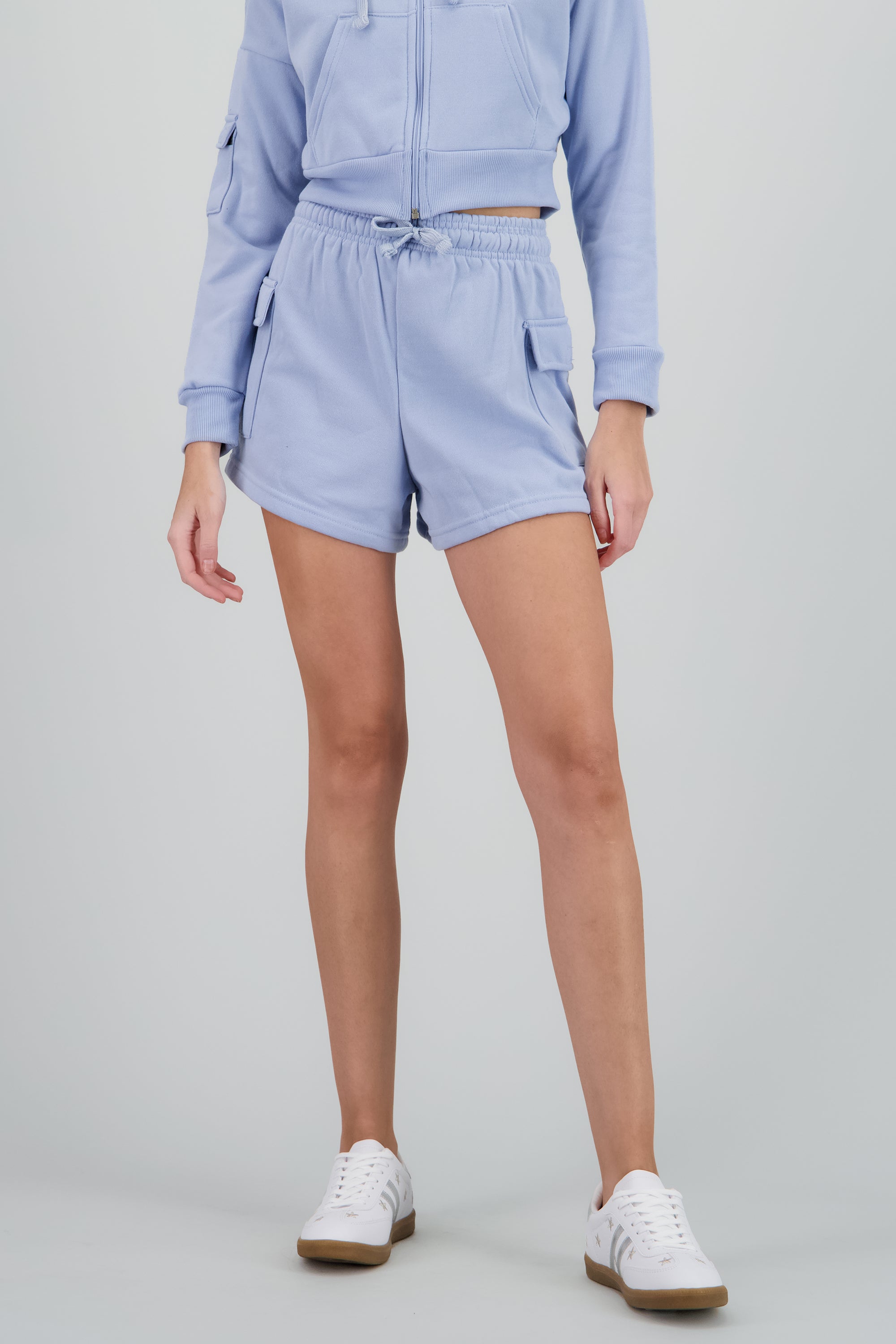 Short corto con bolsas cargo AZUL CIELO