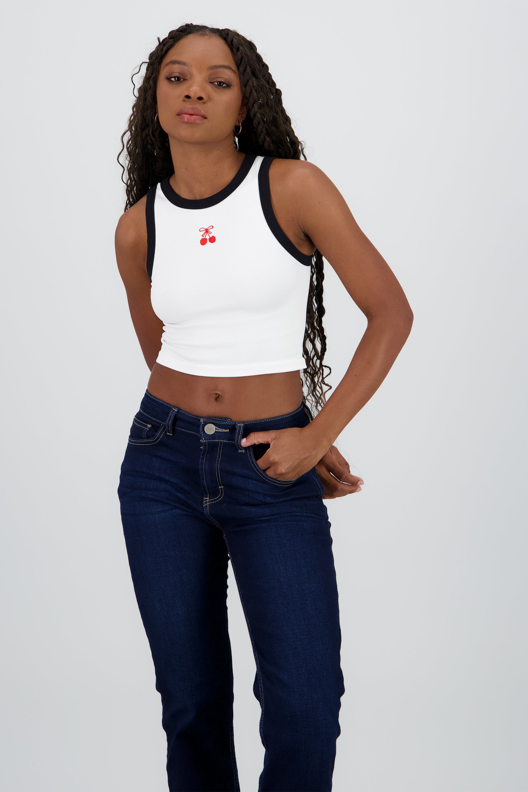 Top corto contraste con cereza BLANCO COMBO