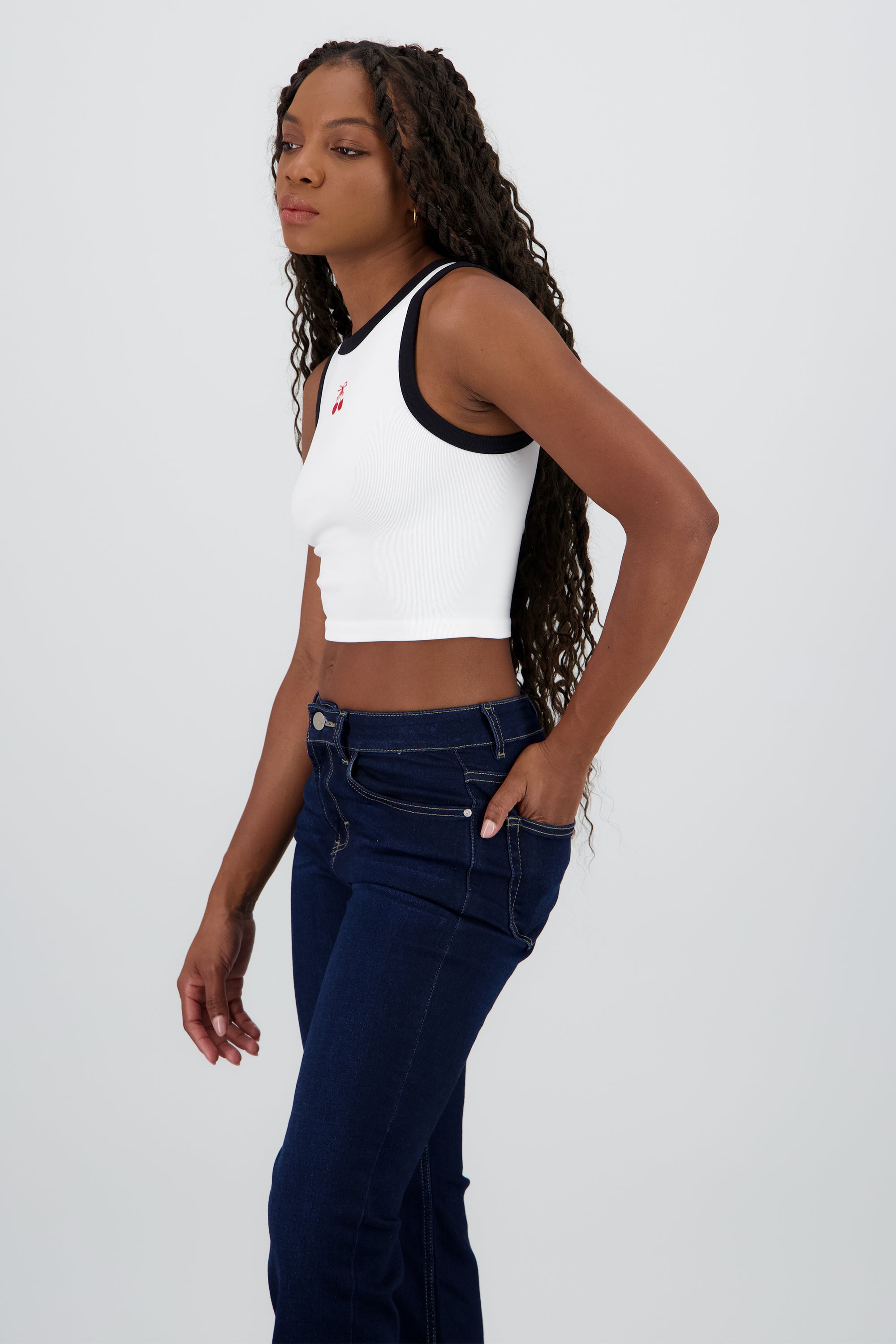 Top corto contraste con cereza BLANCO COMBO