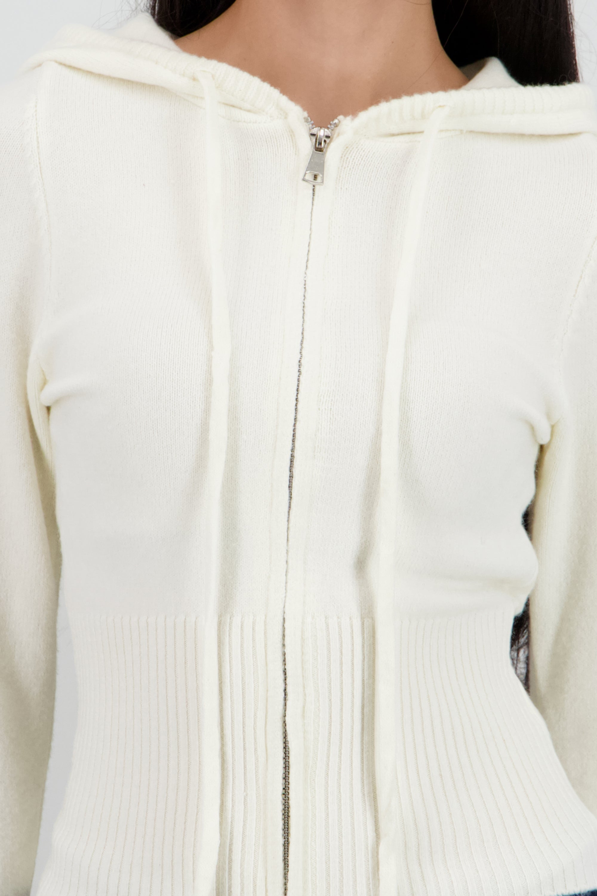 Sueter con cierre y gorro CREMA