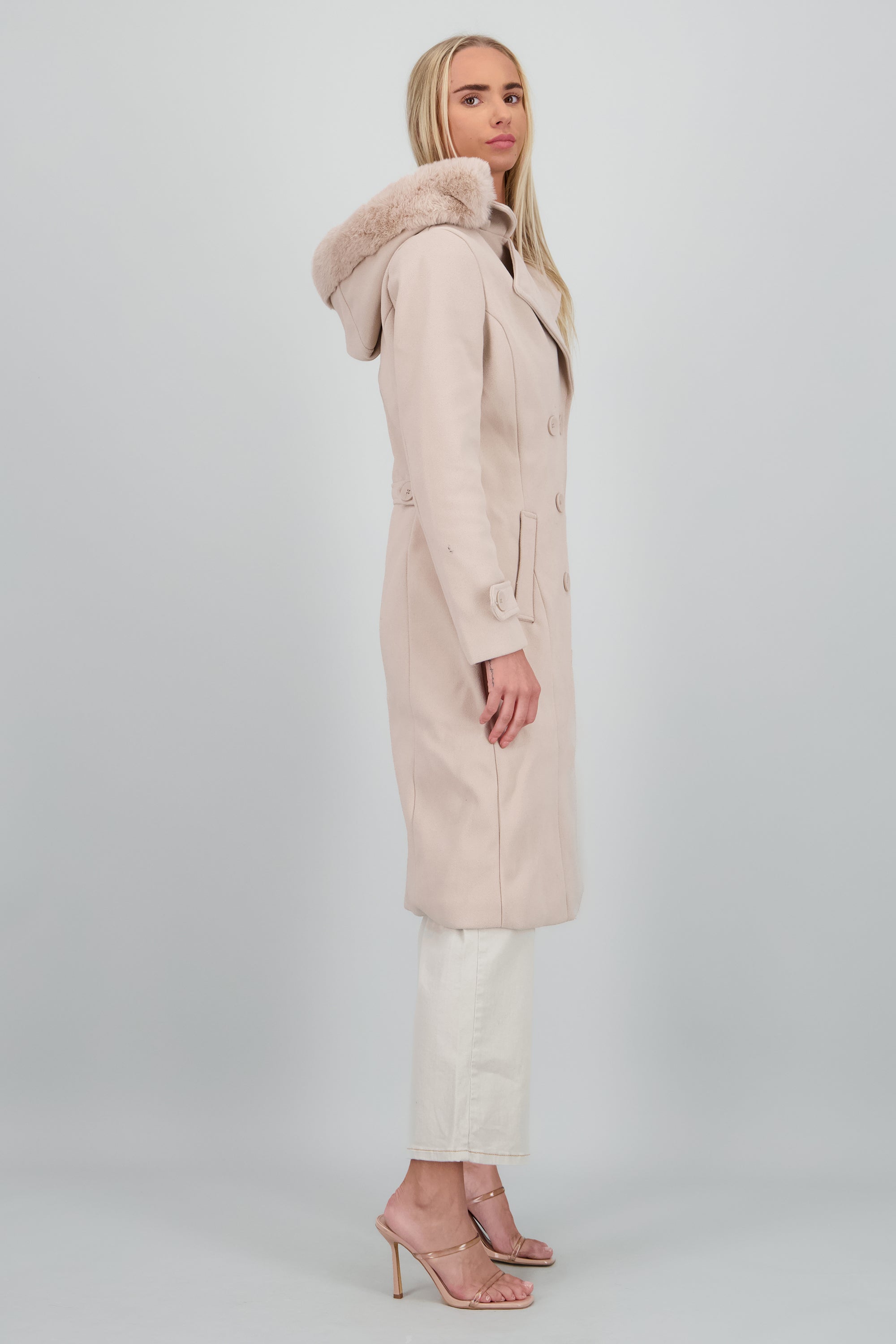 Abrigo botones con gorro peluche BEIGE