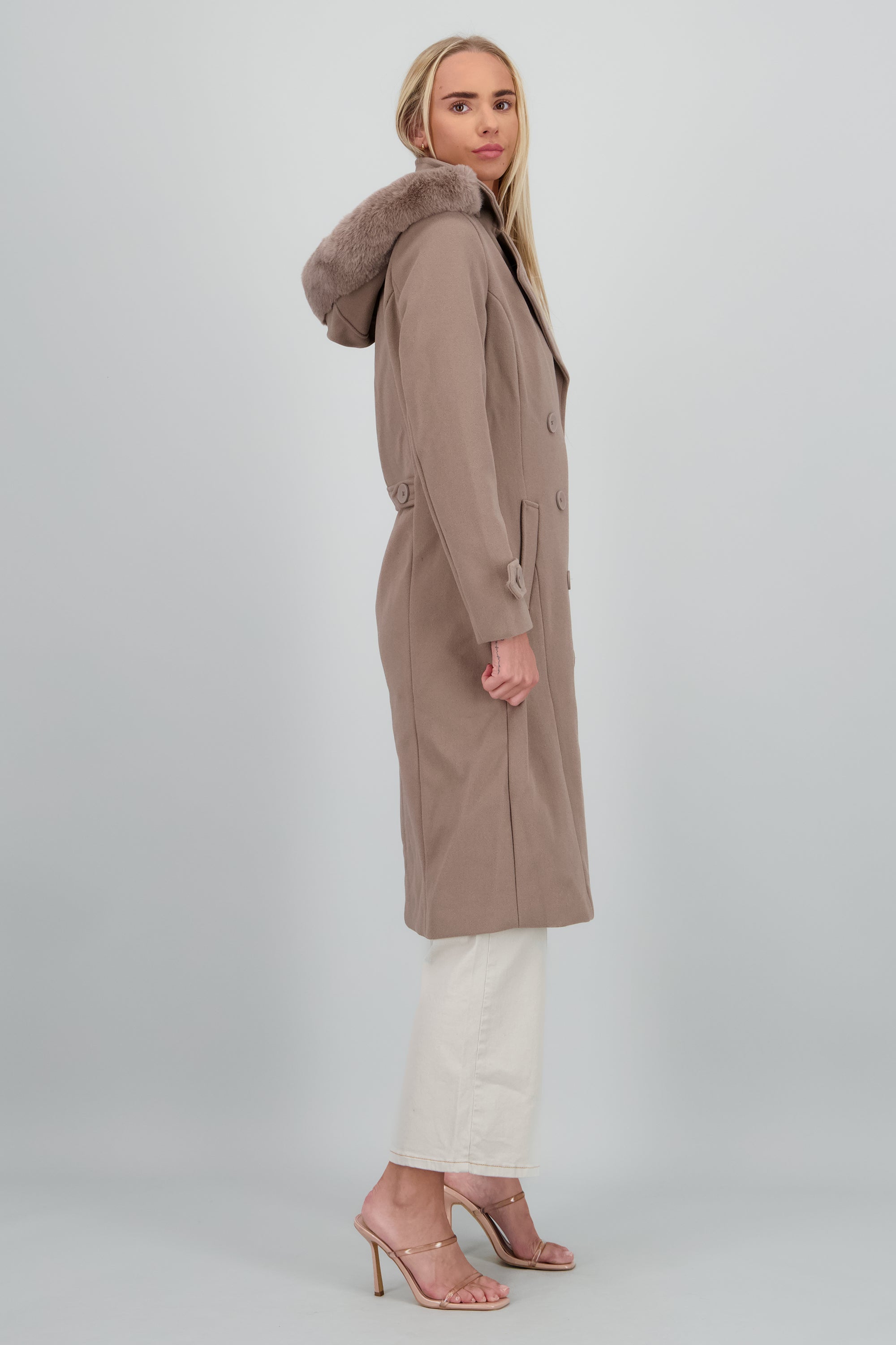 Abrigo botones con gorro peluche CAFE