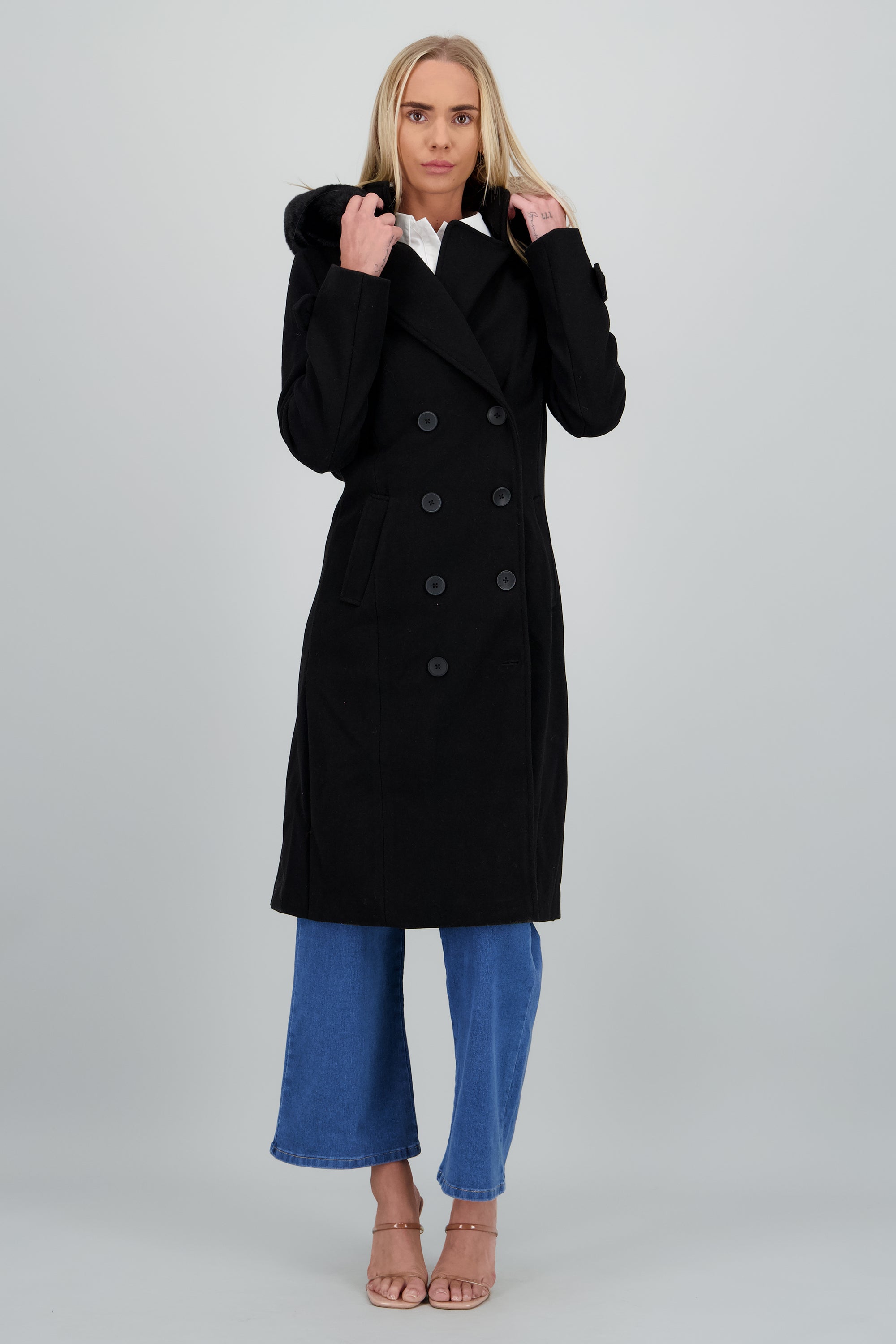 Abrigo botones con gorro peluche NEGRO