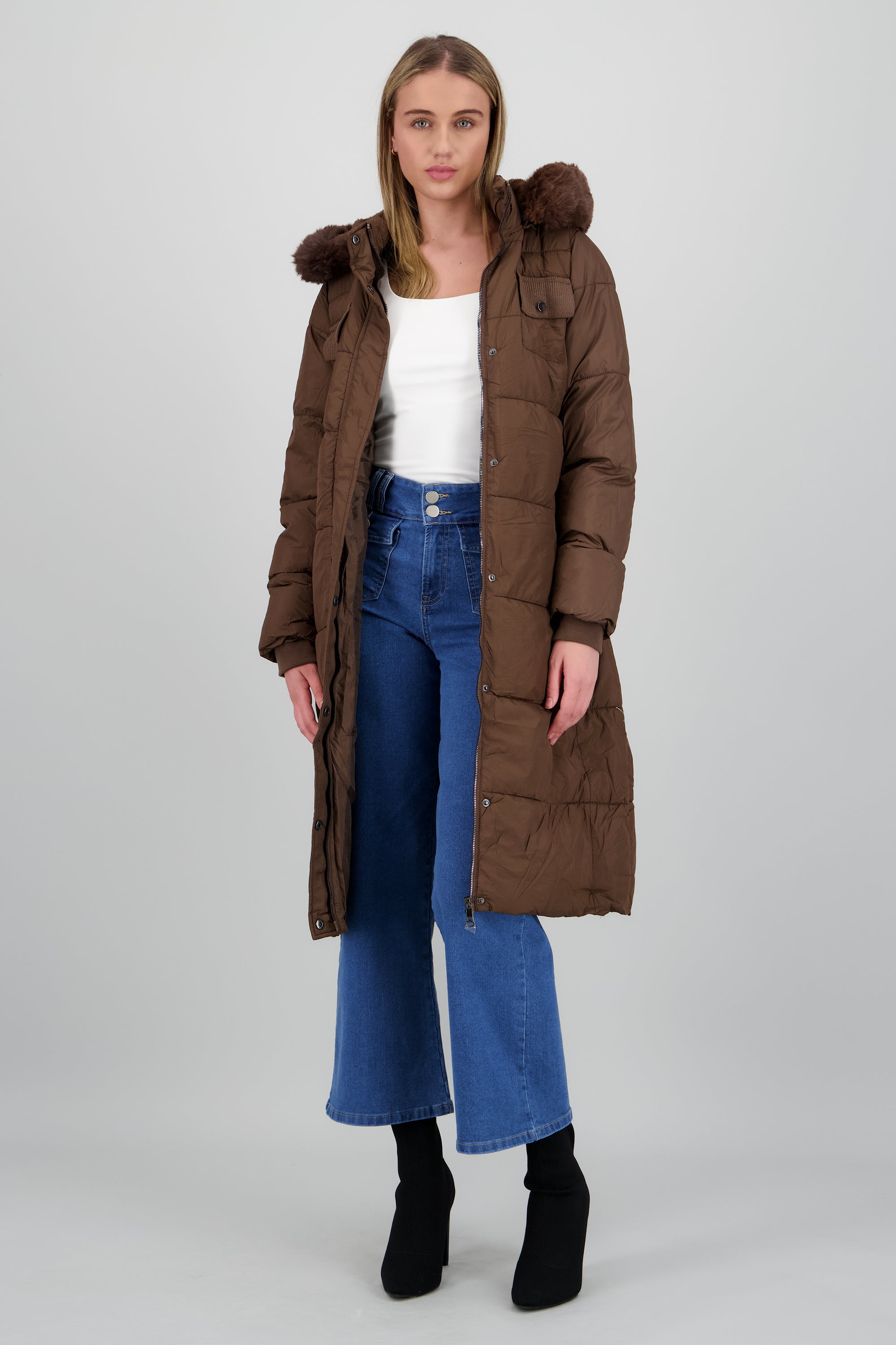 Puffer jareta con gorro CAFE