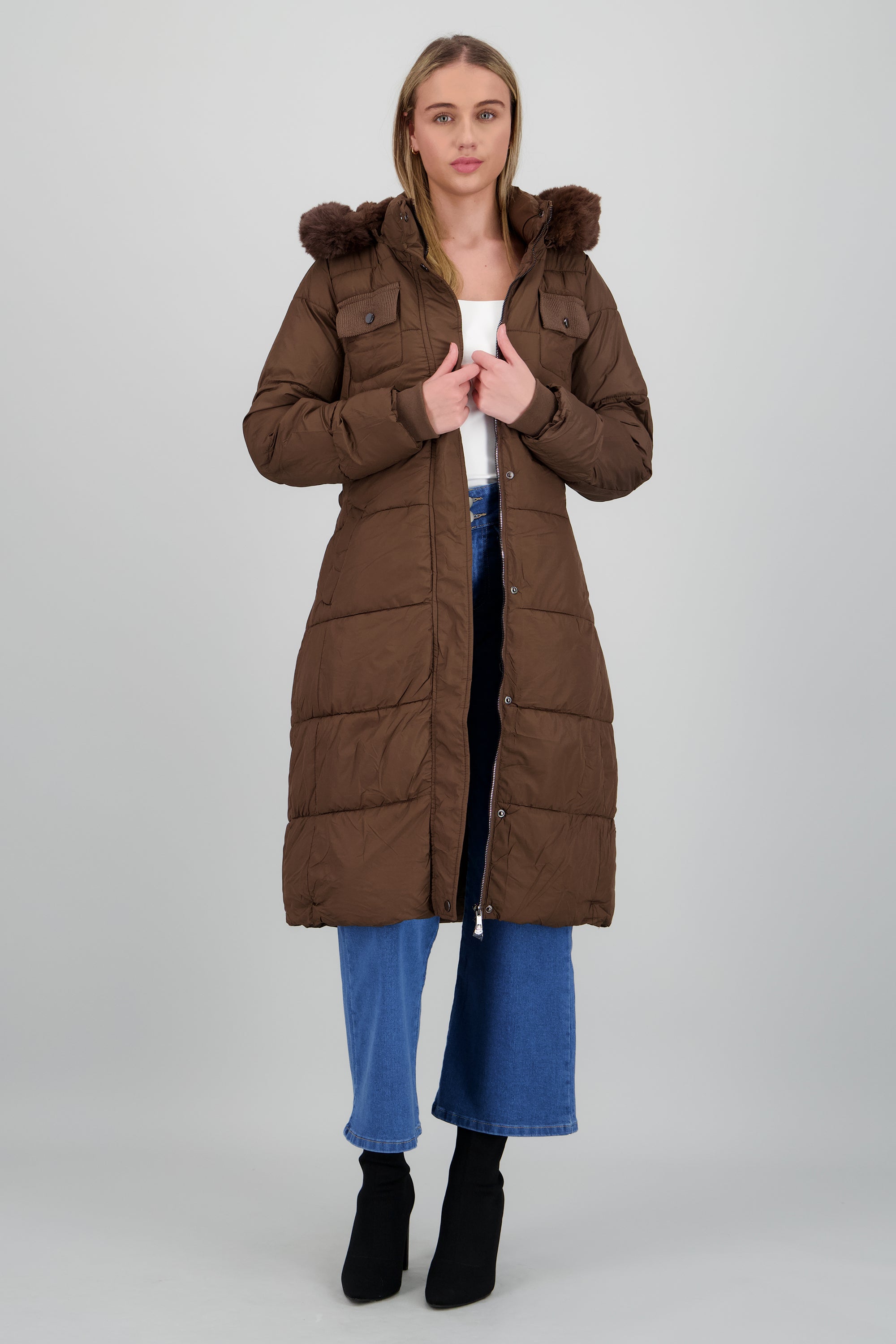 Puffer jareta con gorro CAFE