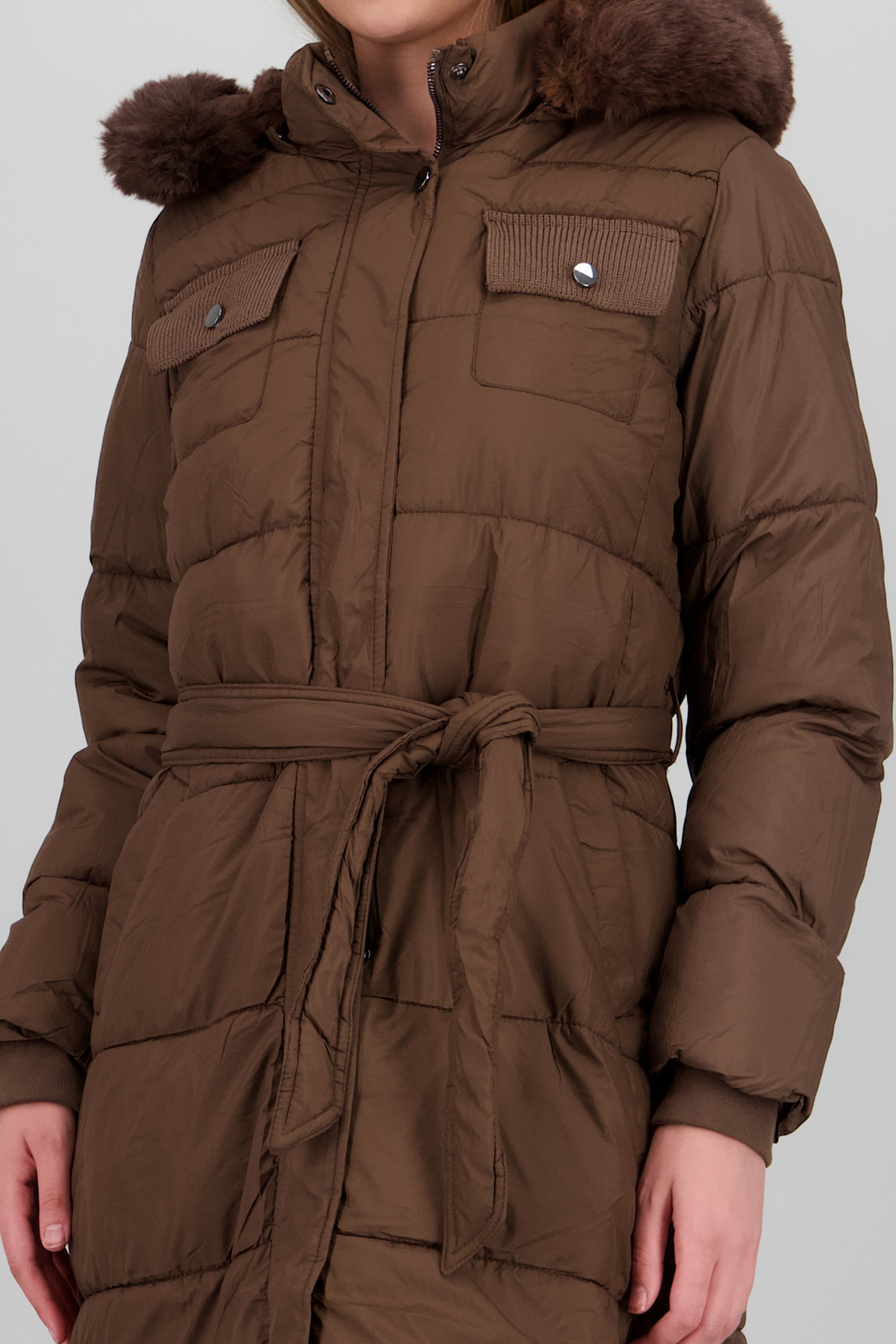 Puffer jareta con gorro CAFE