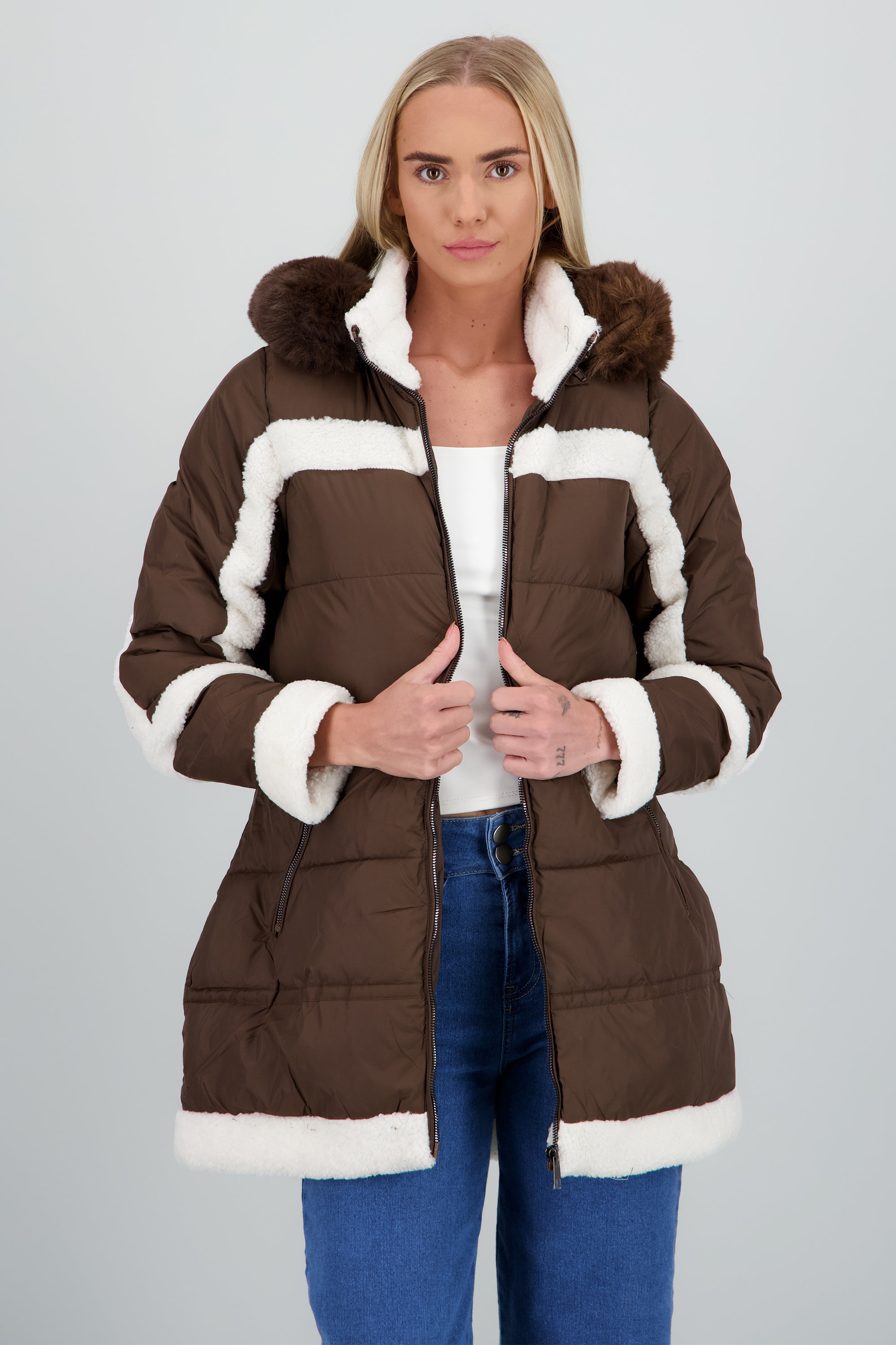Puffer detalle peluche CAFE