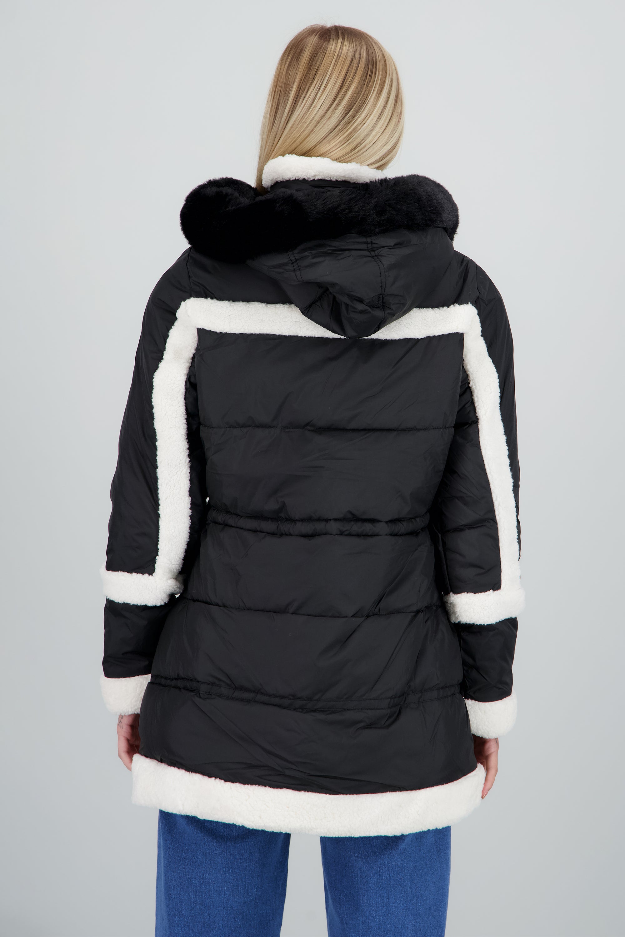 Puffer detalle peluche NEGRO