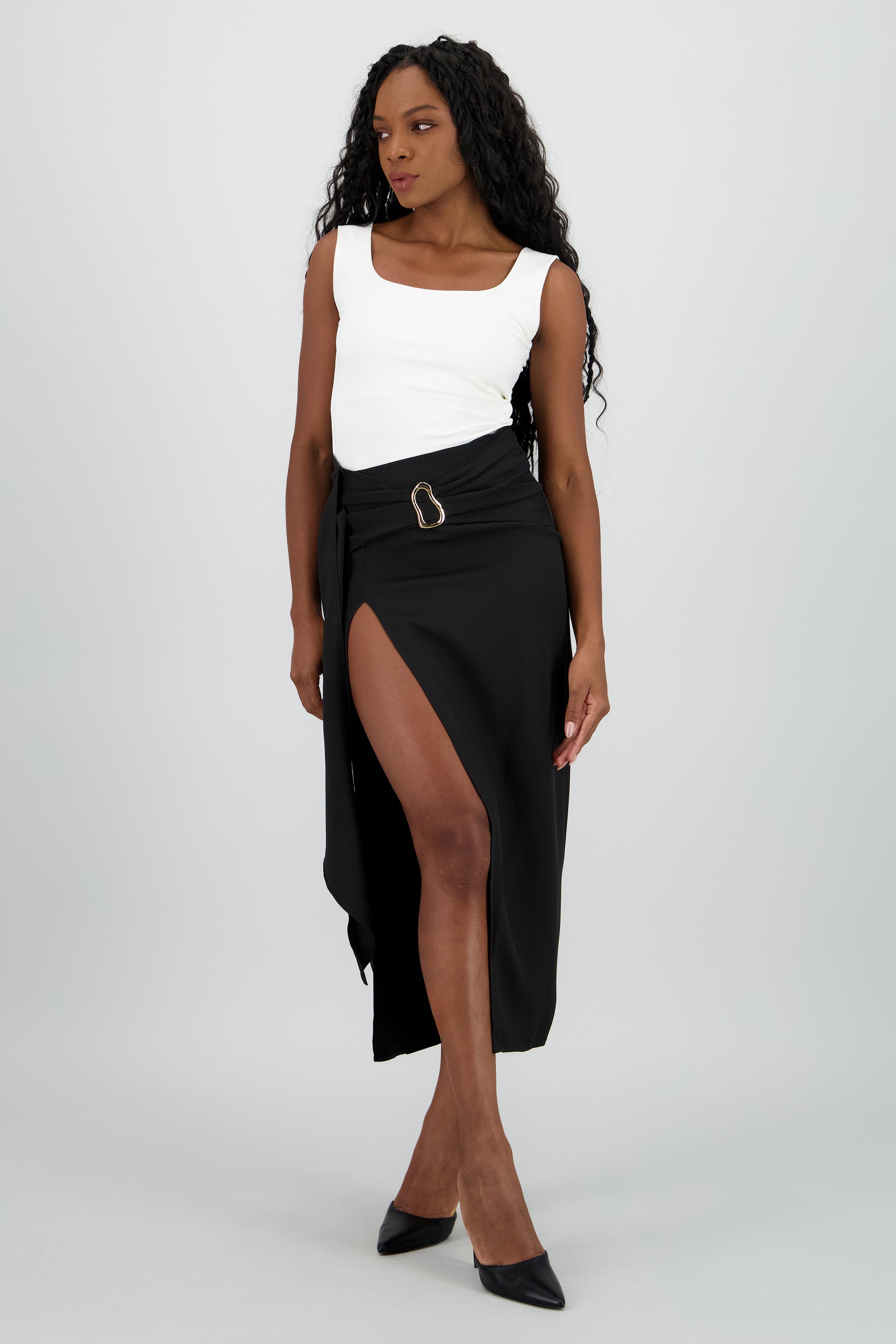 Falda asimetrica detalle broche NEGRO