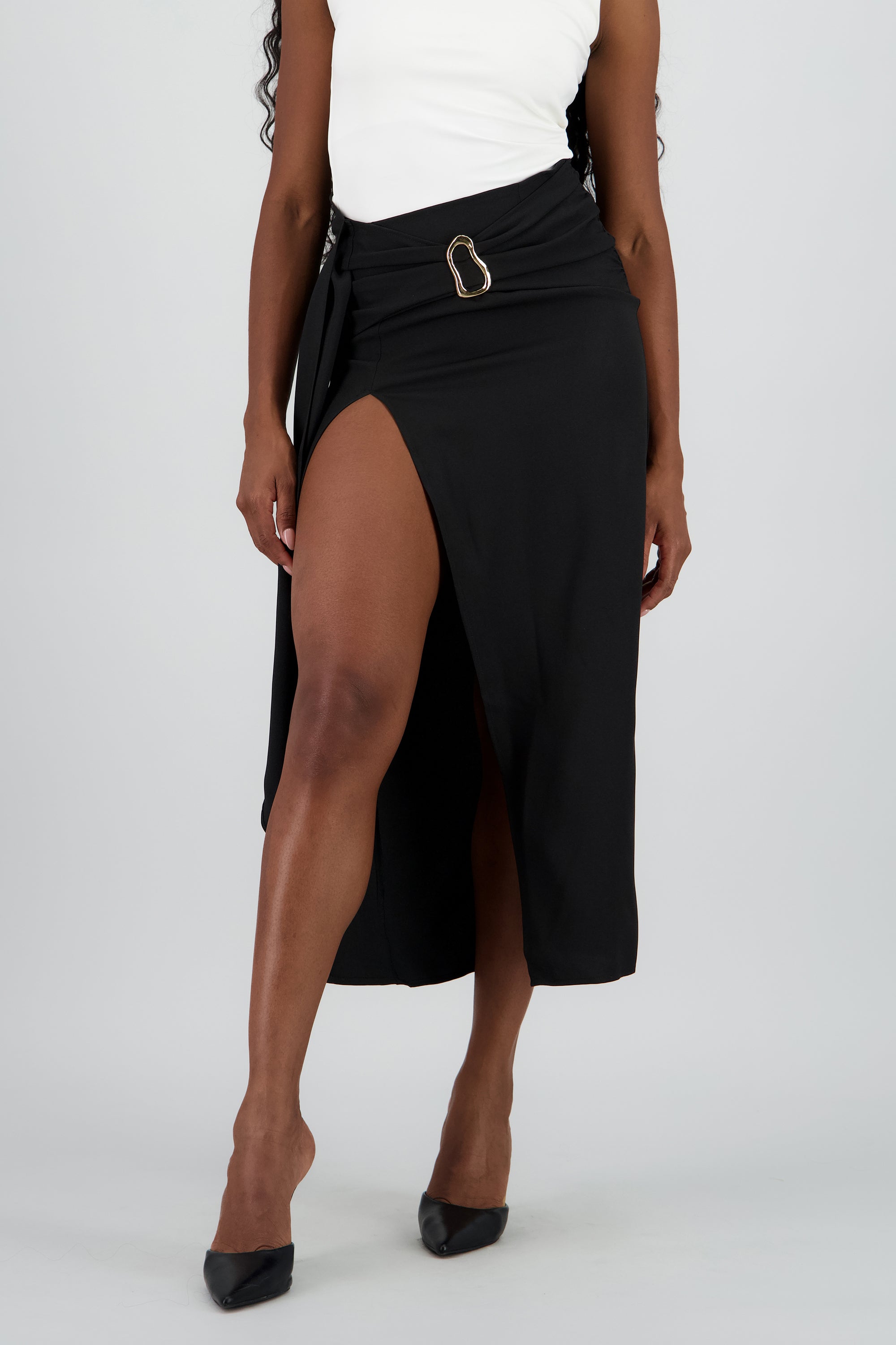 Falda asimetrica detalle broche NEGRO