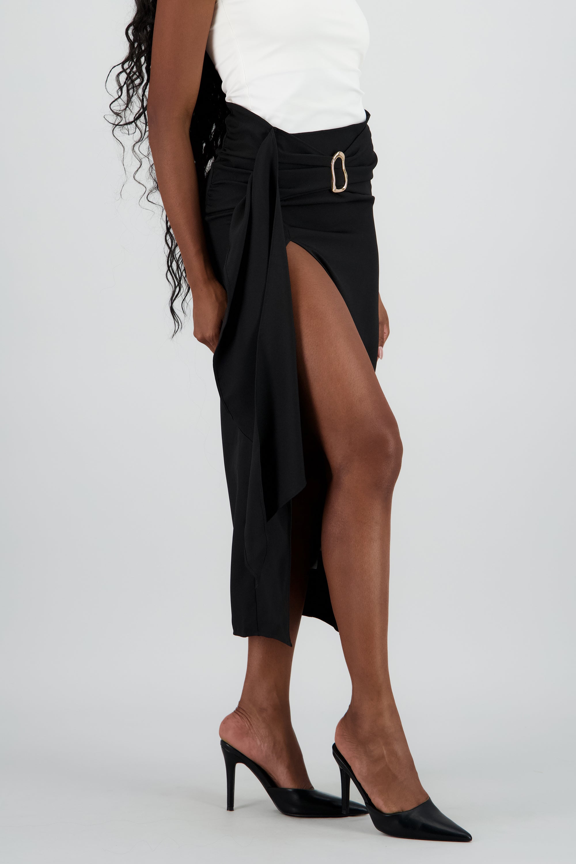 Falda asimetrica detalle broche NEGRO