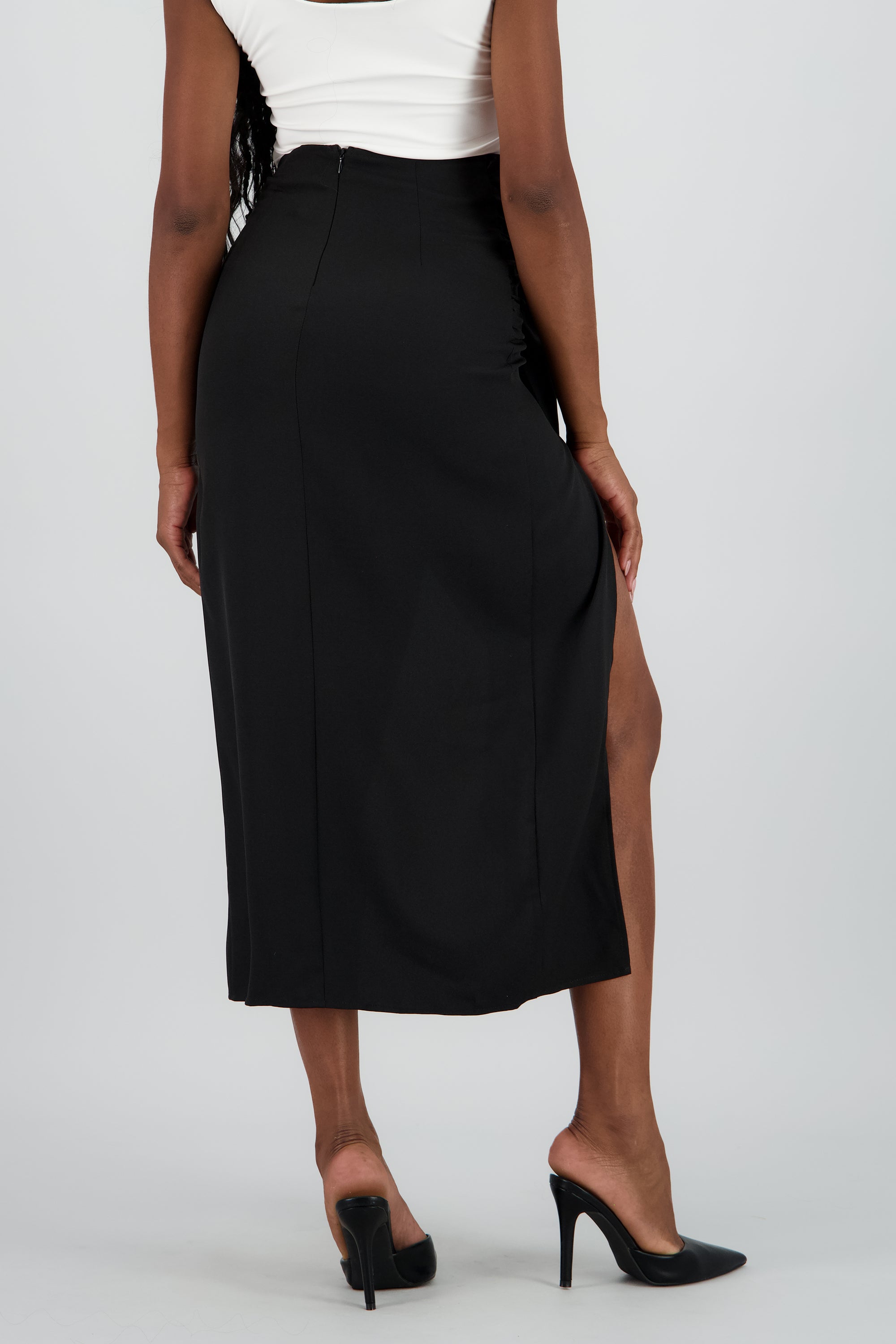 Falda asimetrica detalle broche NEGRO