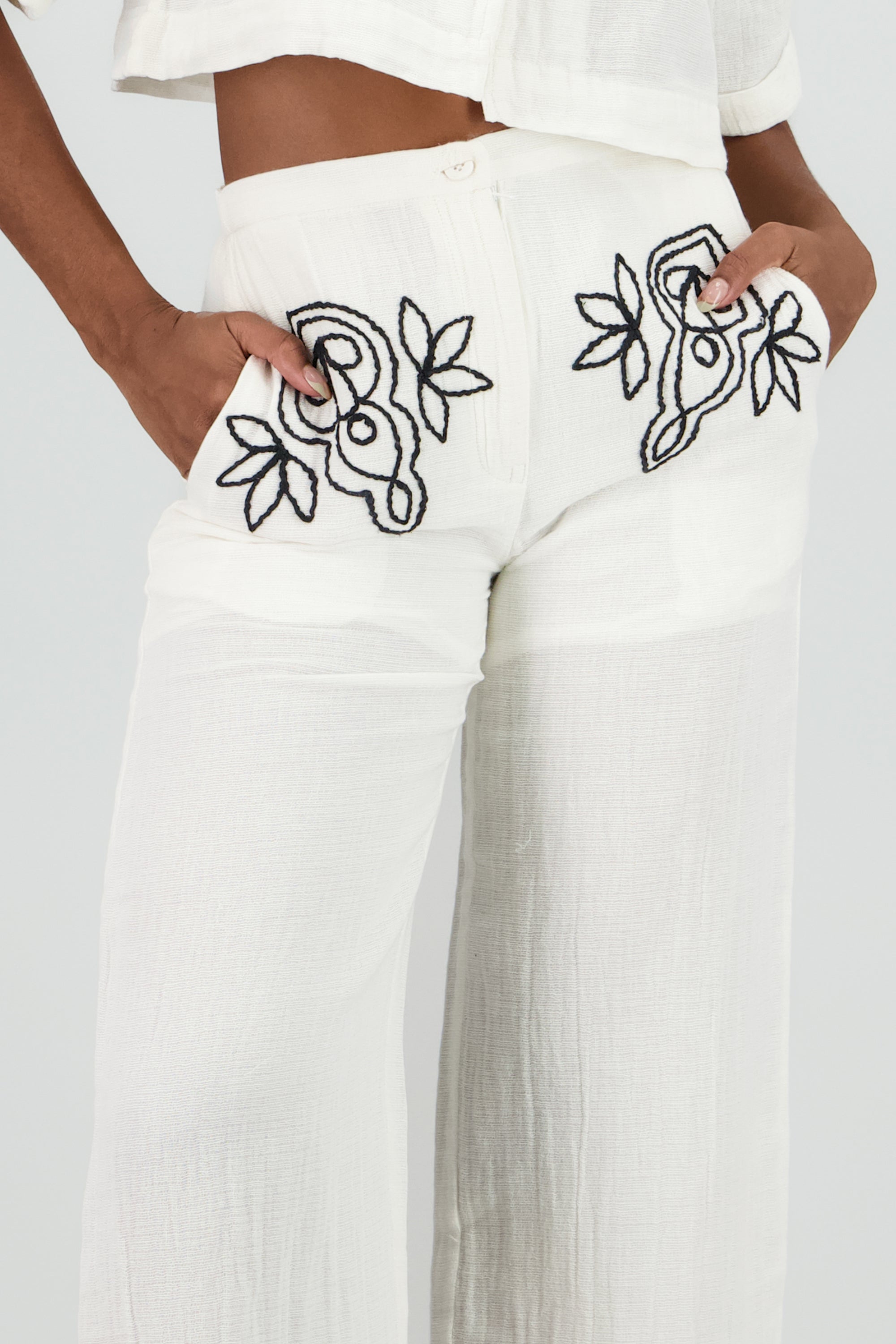 Pantalon detalle bordado NEGRO COMBO