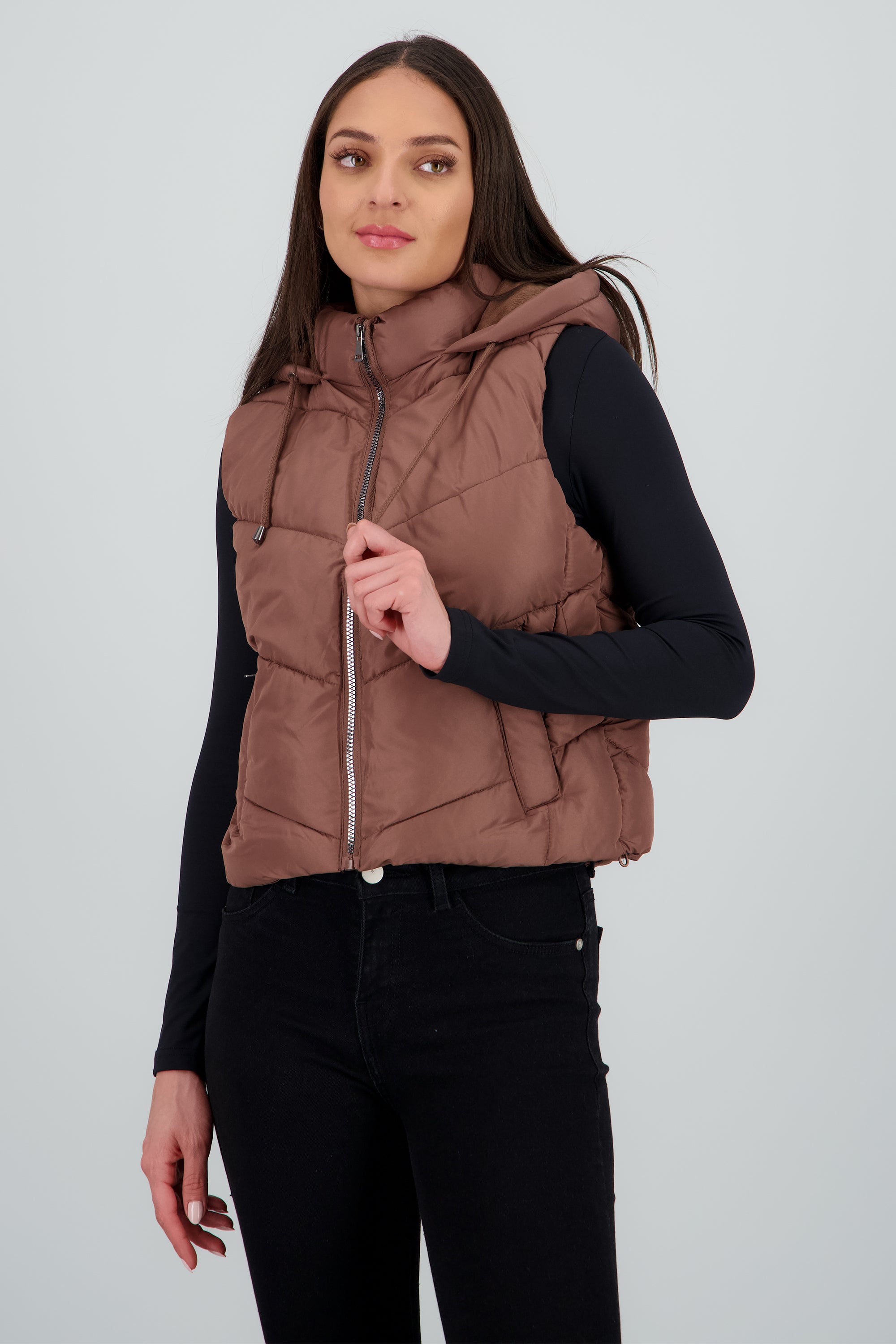Chaleco capitonado con gorro CAFE