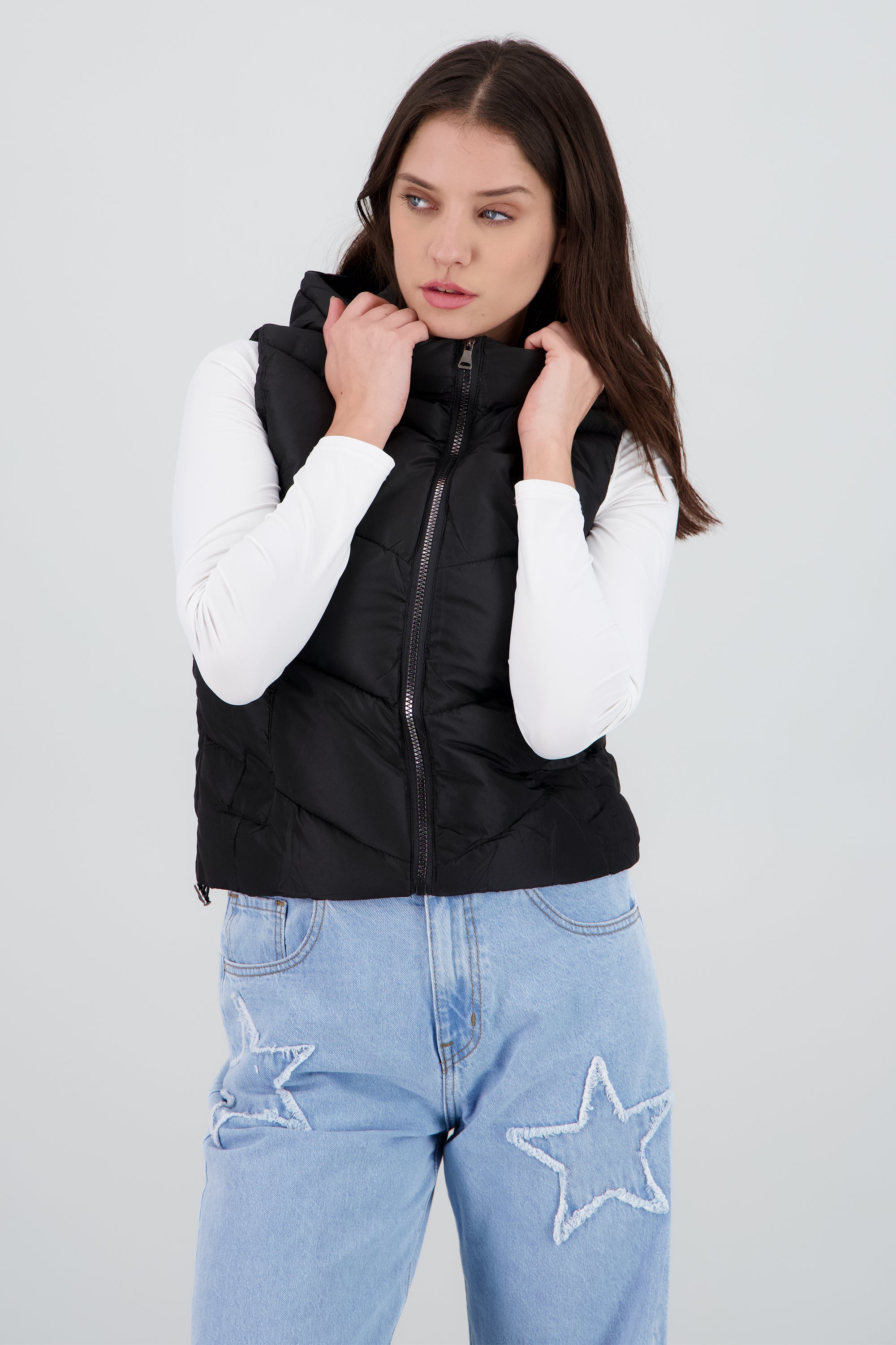 Chaleco capitonado con gorro NEGRO