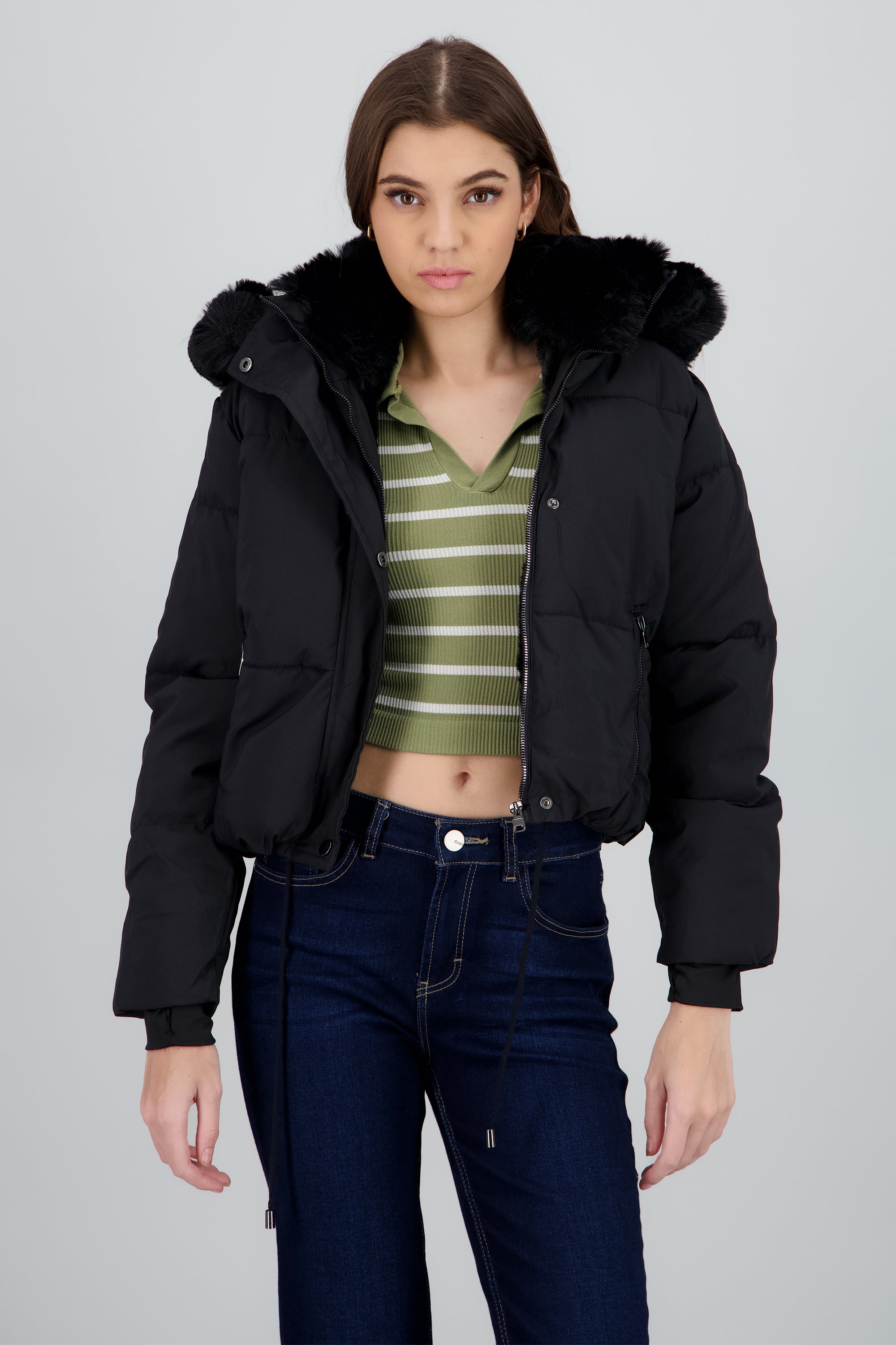 Chamarra corta con gorro peluche NEGRO