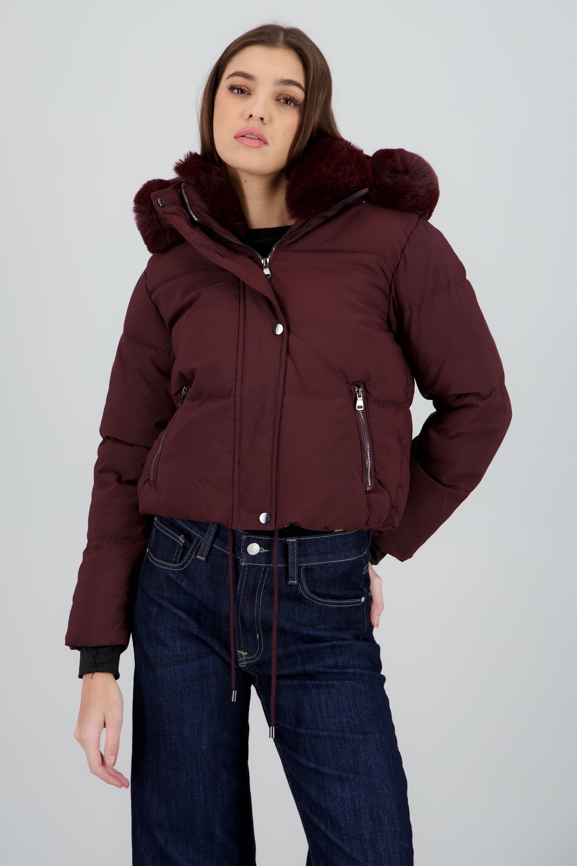 Chamarra corta con gorro peluche VINO