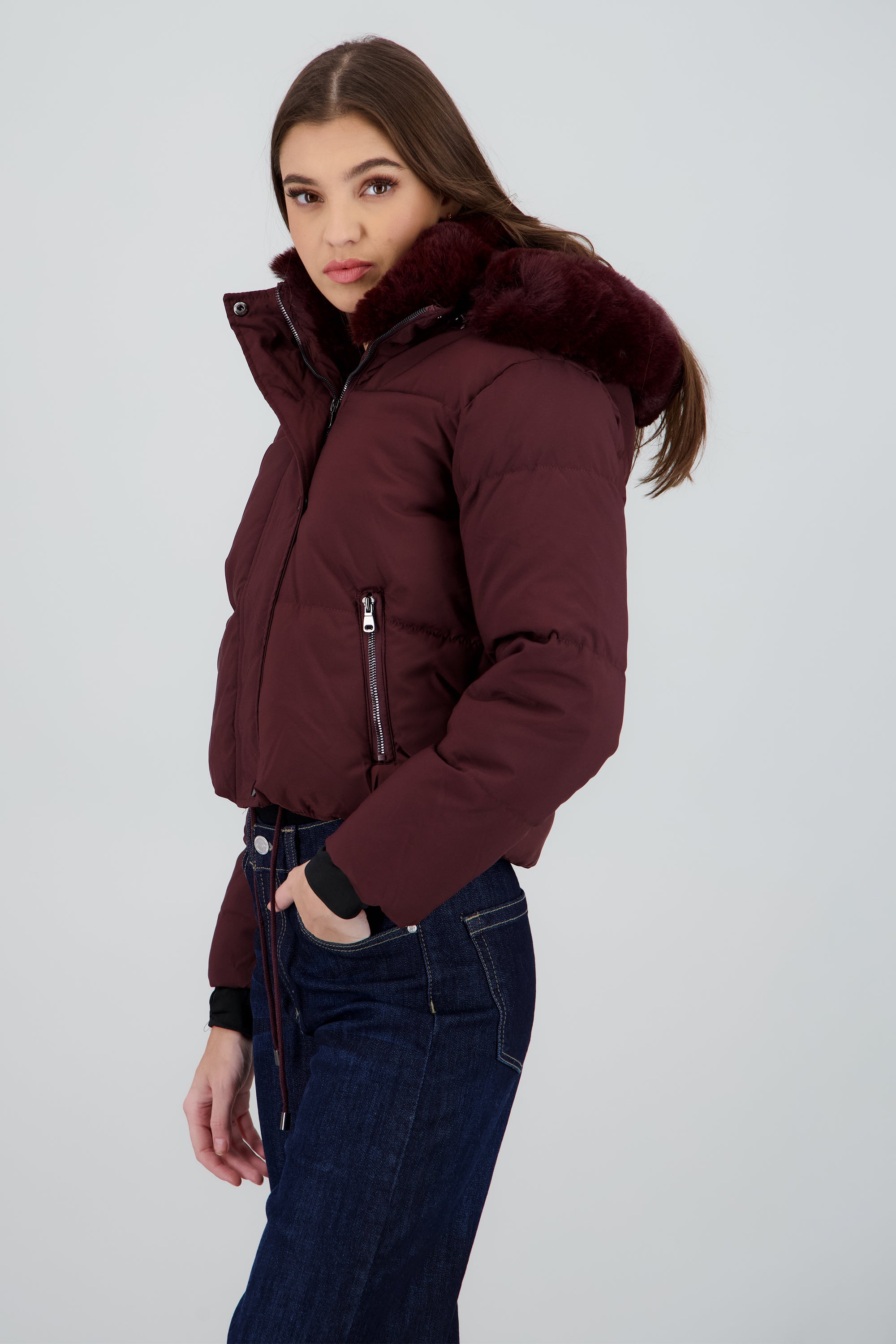 Chamarra corta con gorro peluche VINO