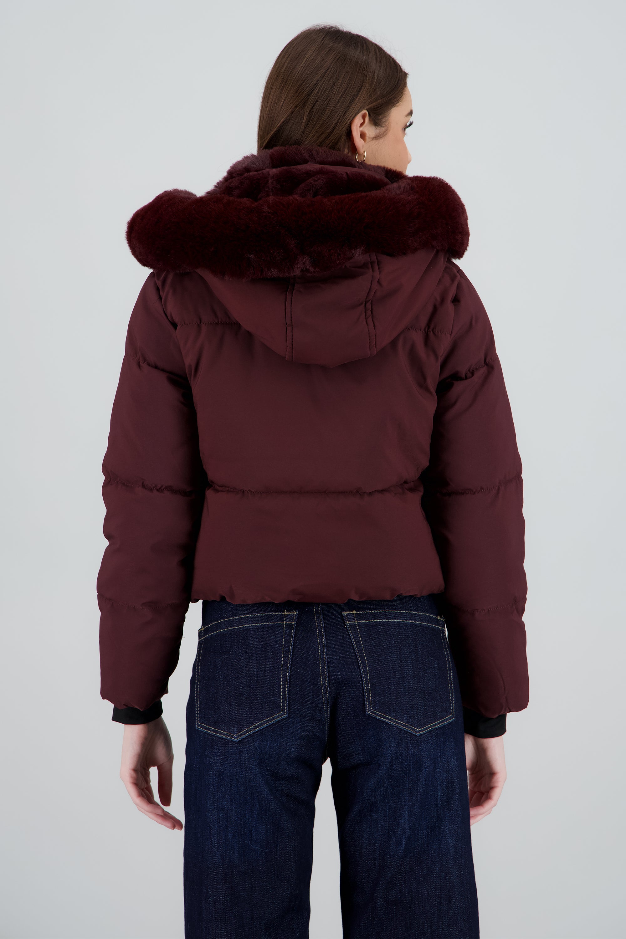 Chamarra corta con gorro peluche VINO