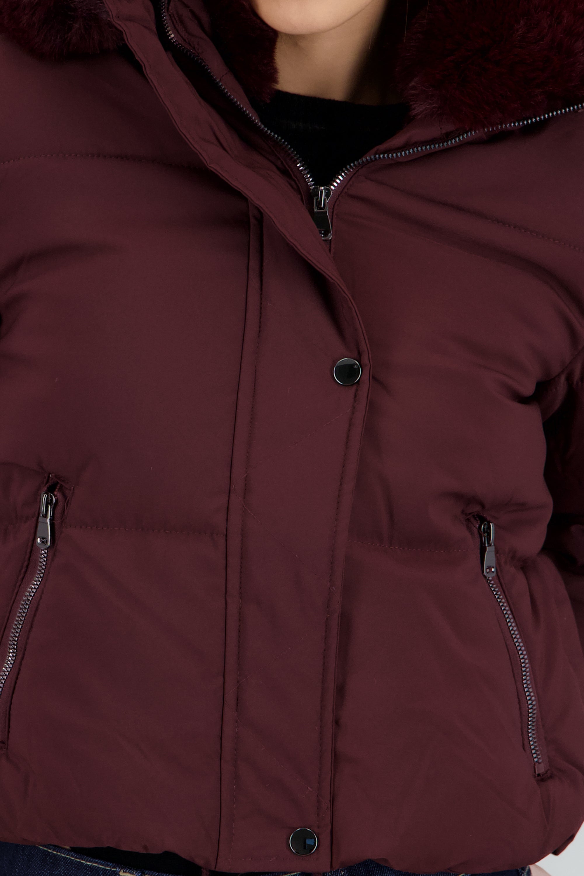 Chamarra corta con gorro peluche VINO