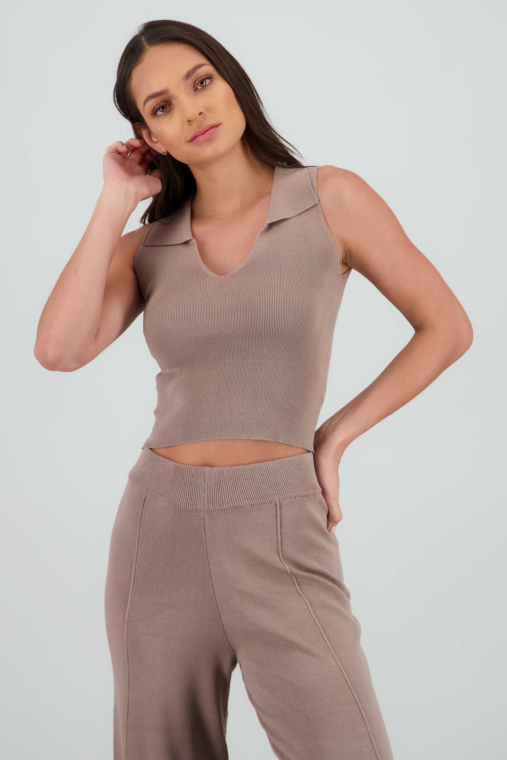 Top tejido liso cuello polo CAFE