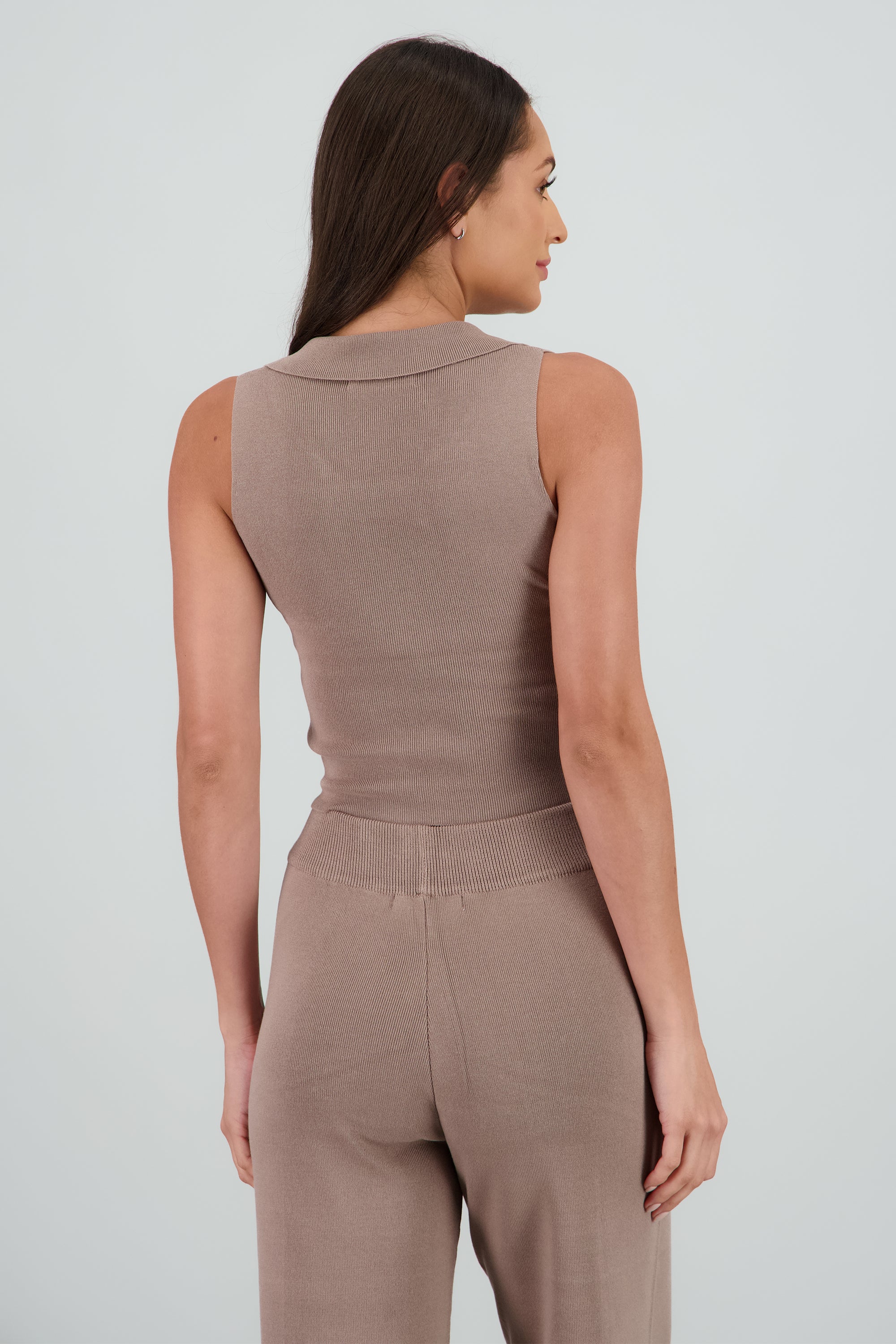 Top tejido liso cuello polo CAFE