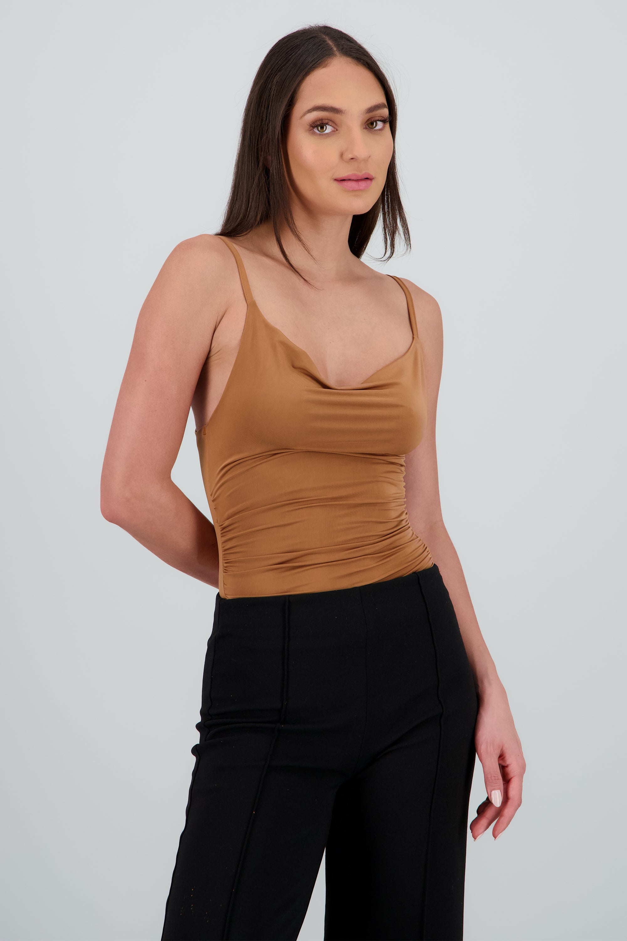 Body tirantes escote drapeado CAMELLO
