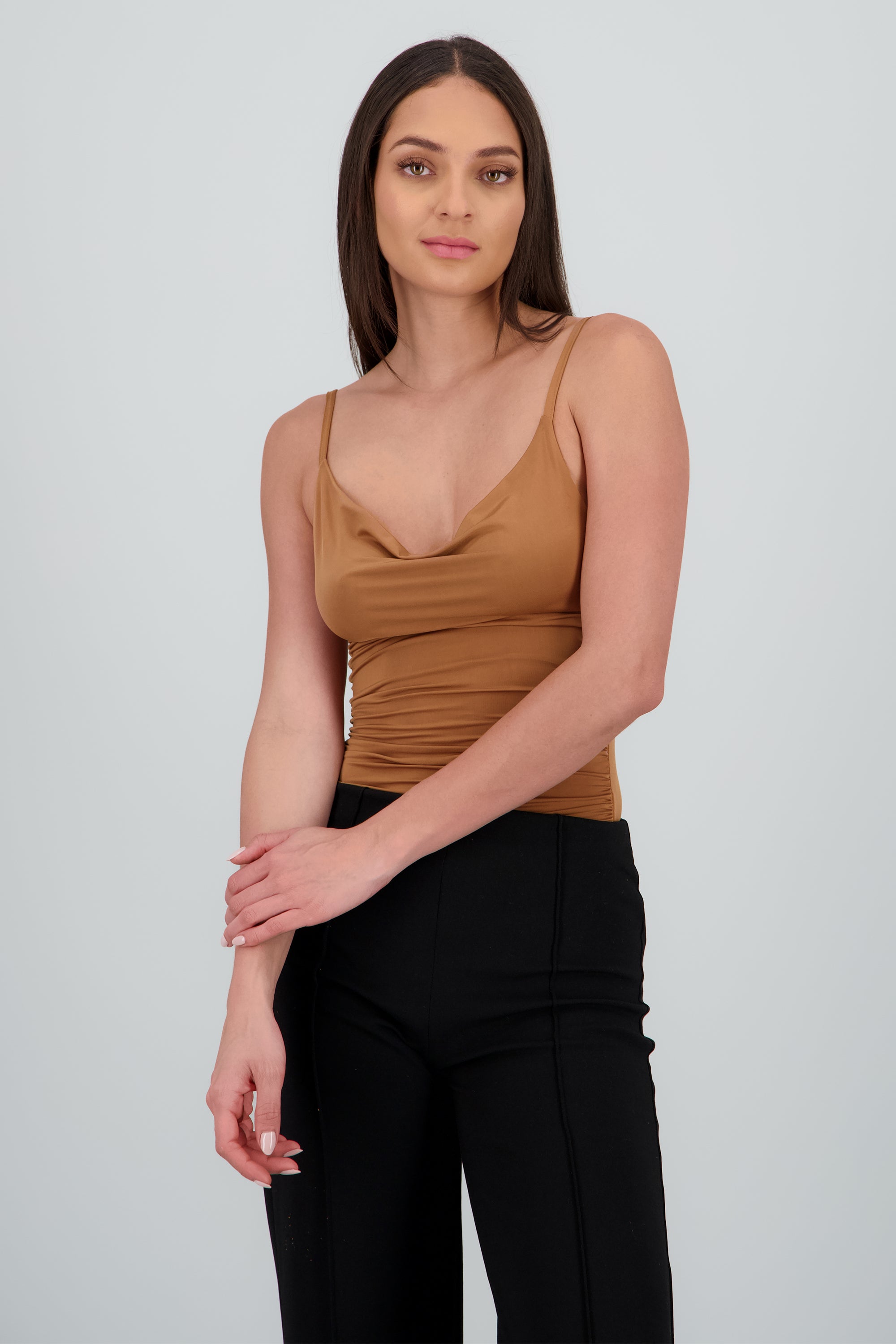 Body tirantes escote drapeado CAMELLO