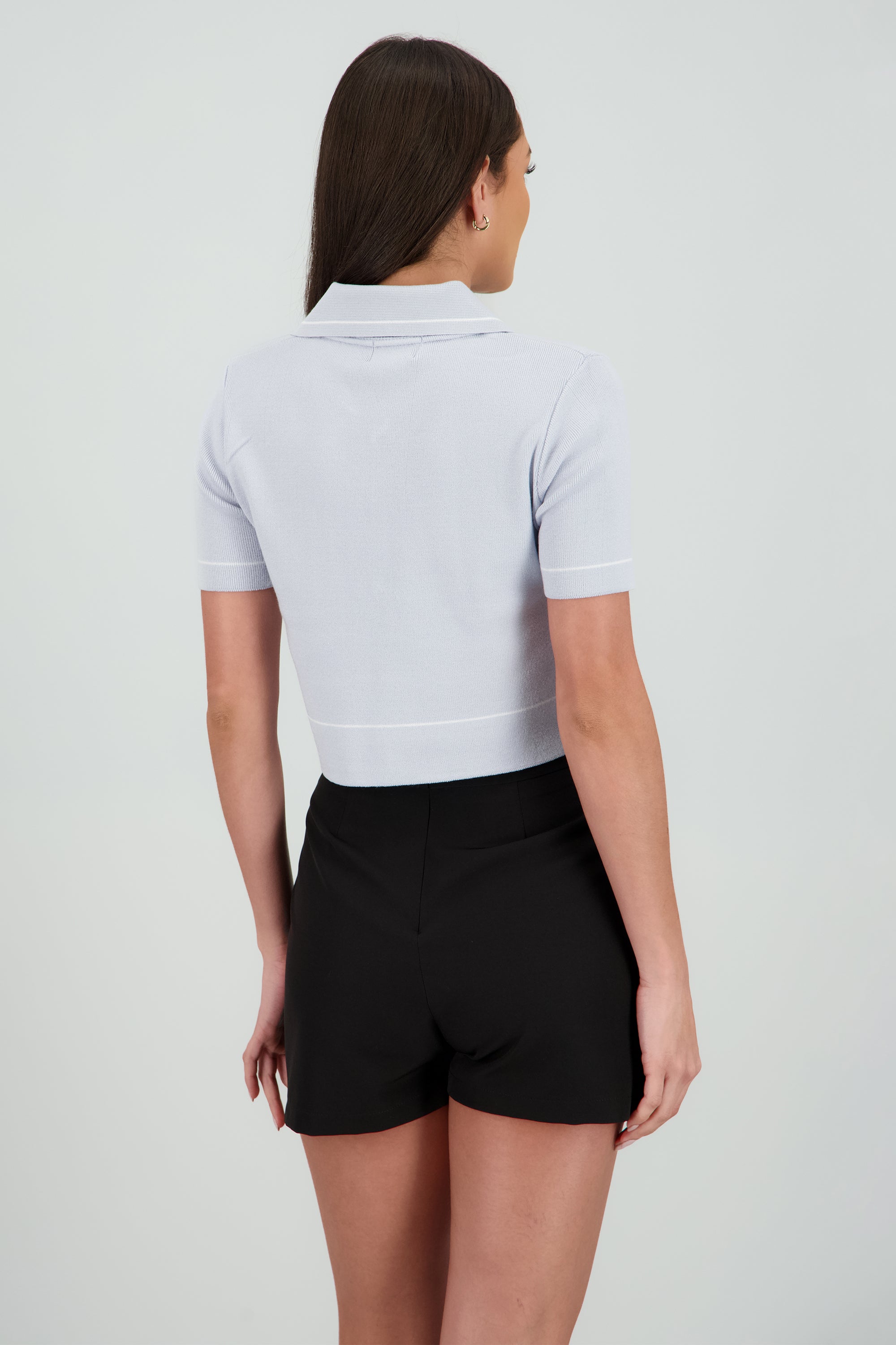 Top manga corta cuello camisero detalle linea AZUL CIELO