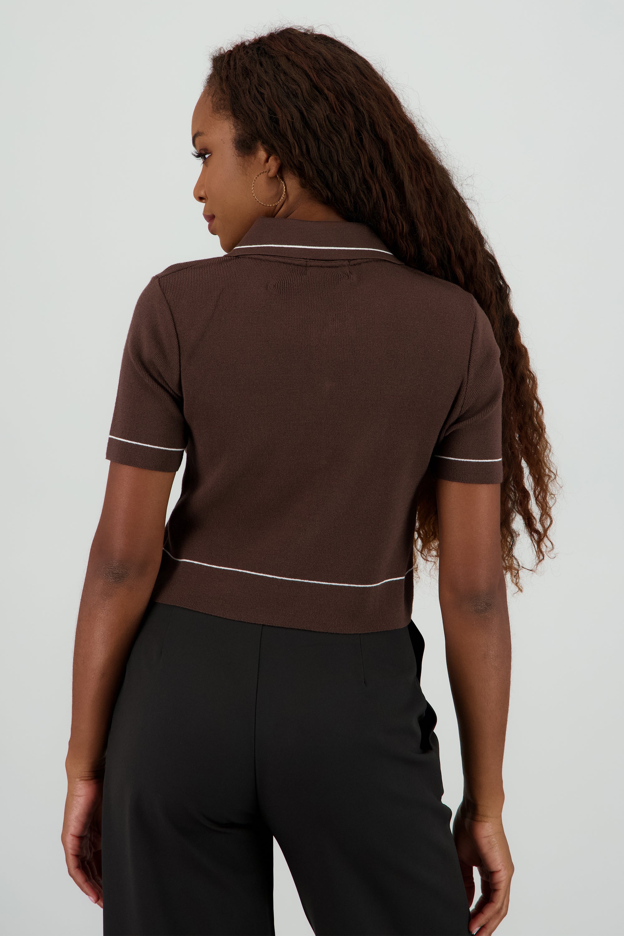 Top manga corta cuello camisero detalle linea CHOCOLATE
