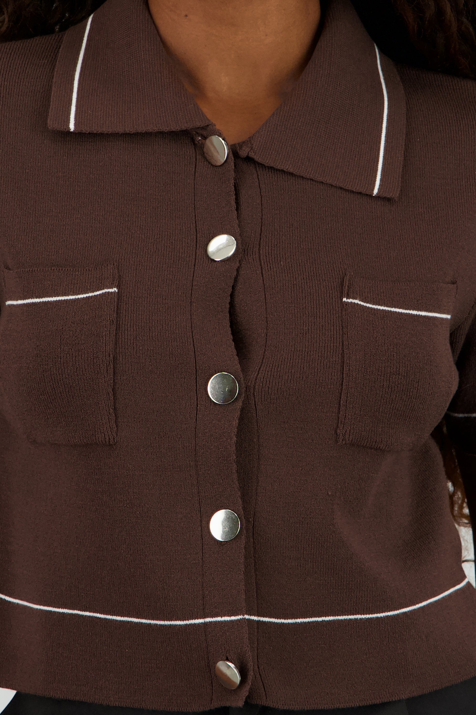 Top manga corta cuello camisero detalle linea CHOCOLATE