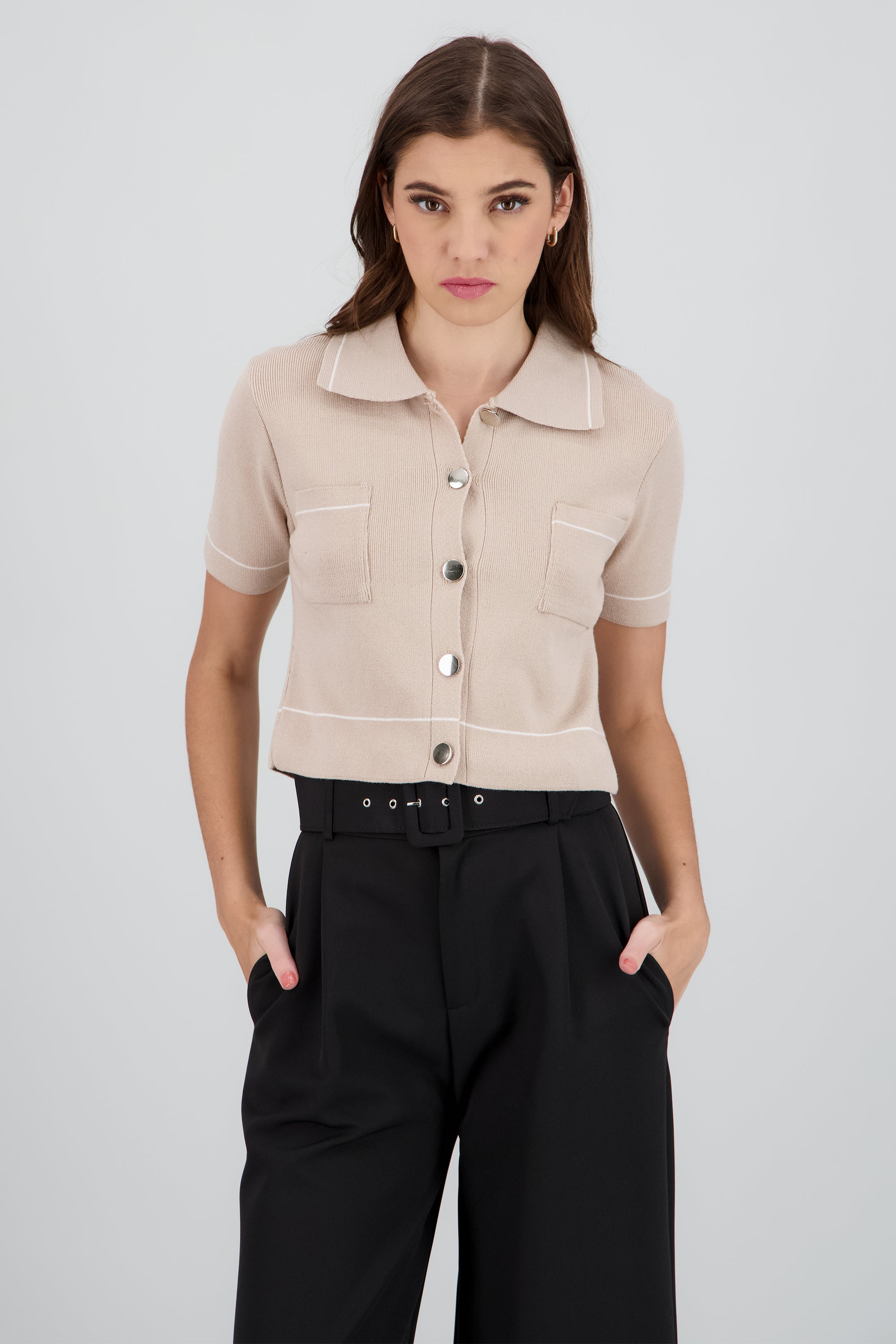 Top manga corta cuello camisero detalle linea KHAKI