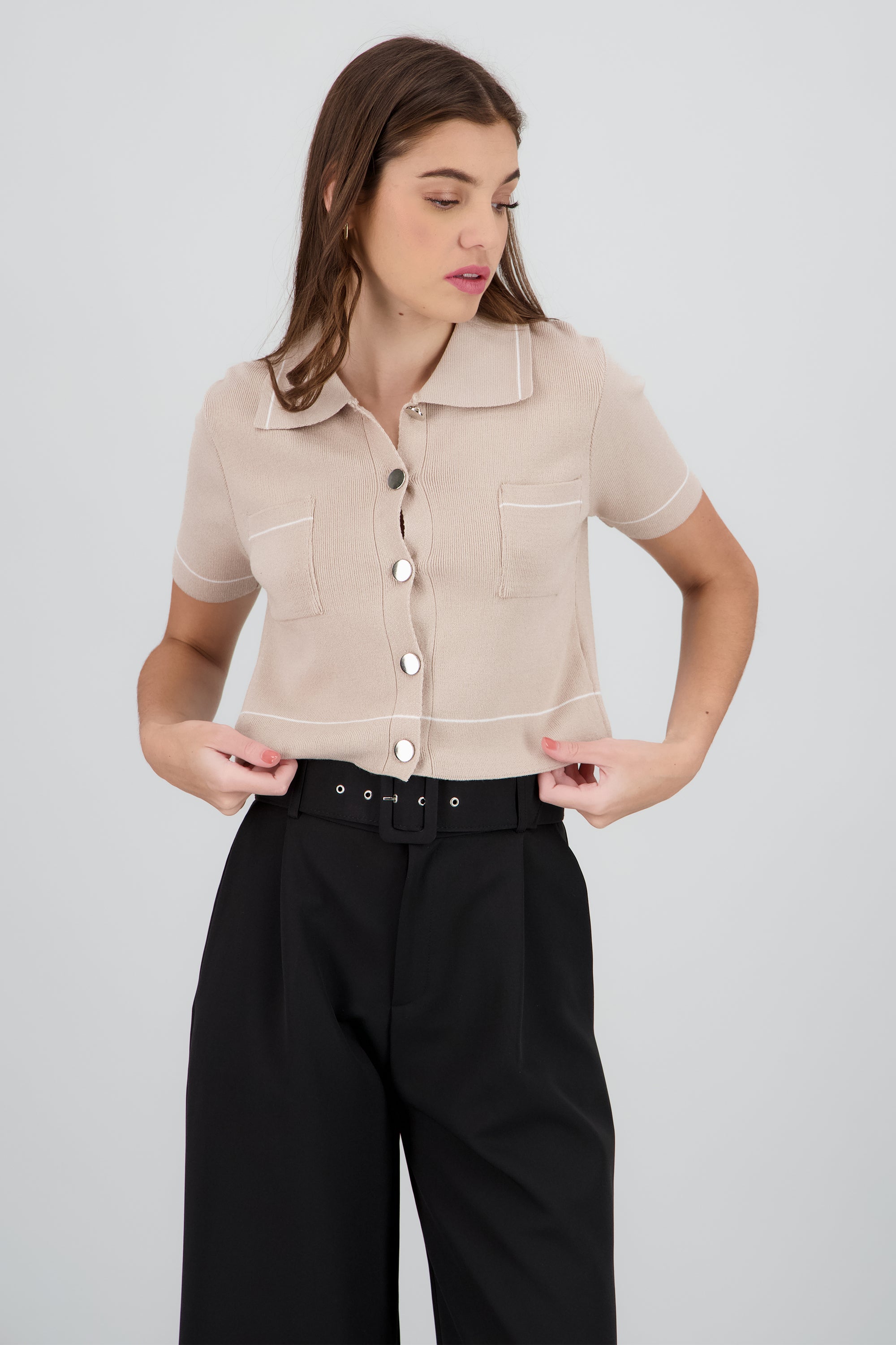 Top manga corta cuello camisero detalle linea KHAKI