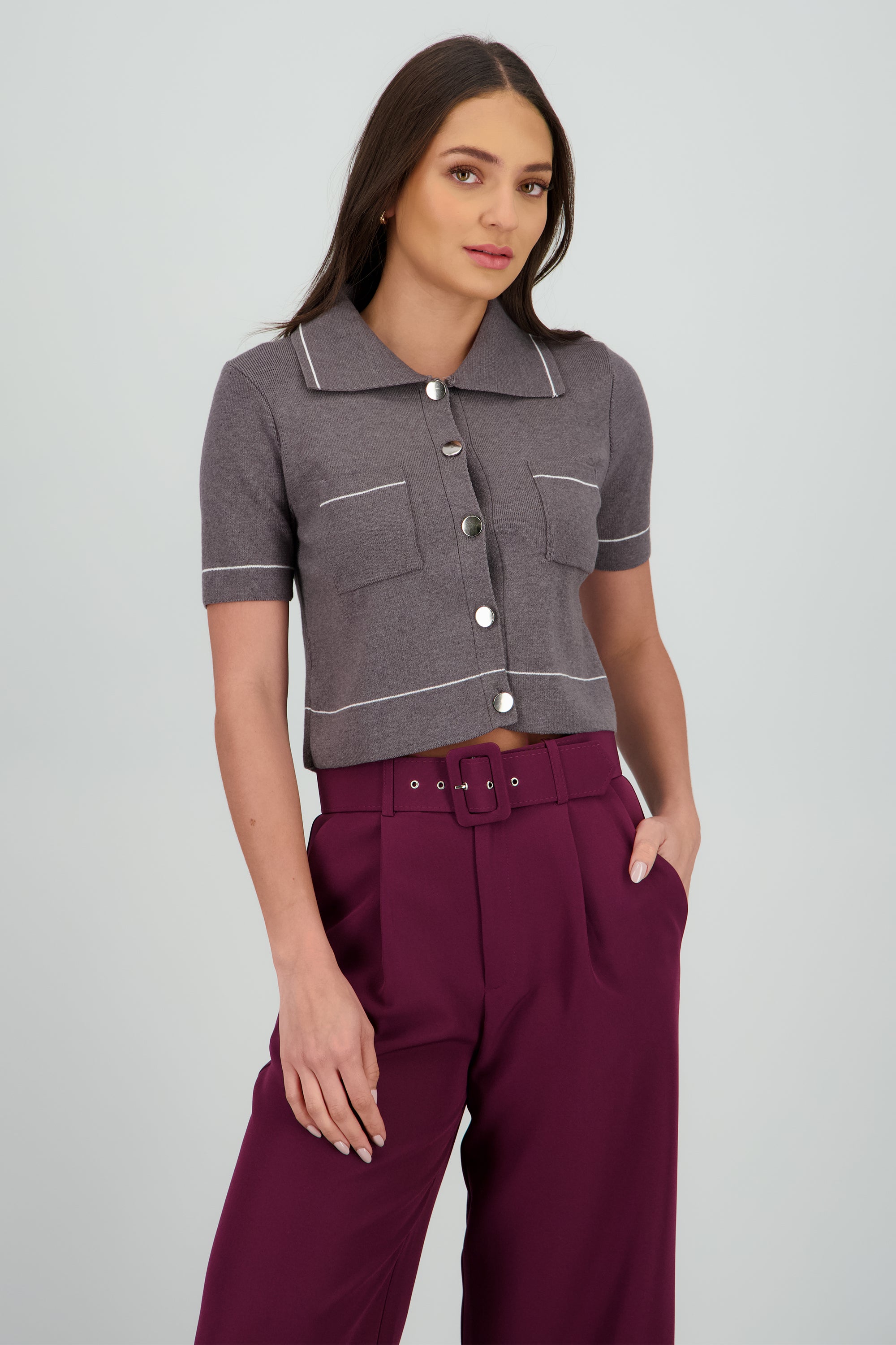 Top manga corta cuello camisero detalle linea GRIS