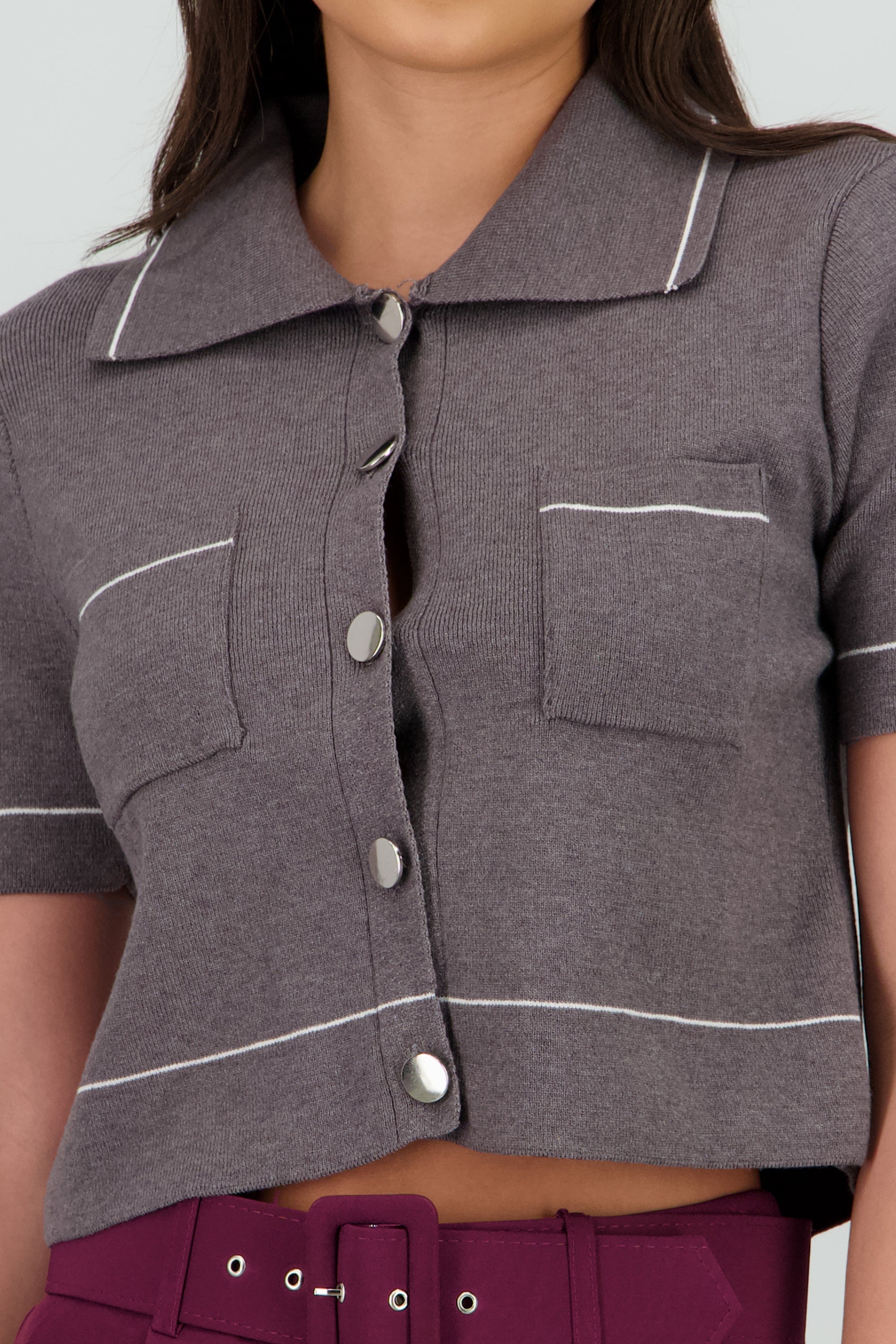 Top manga corta cuello camisero detalle linea GRIS