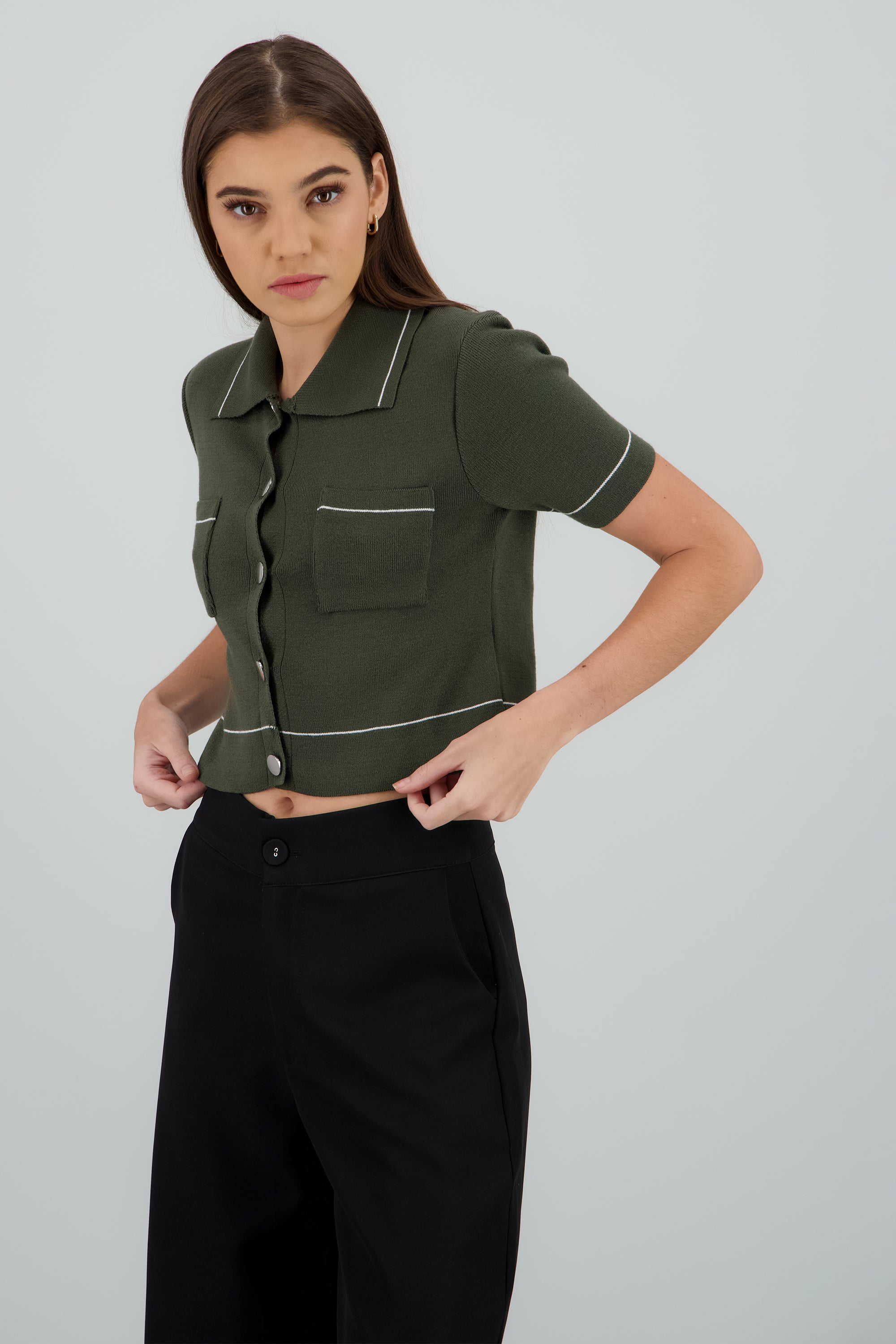 Top manga corta cuello camisero detalle linea OLIVO