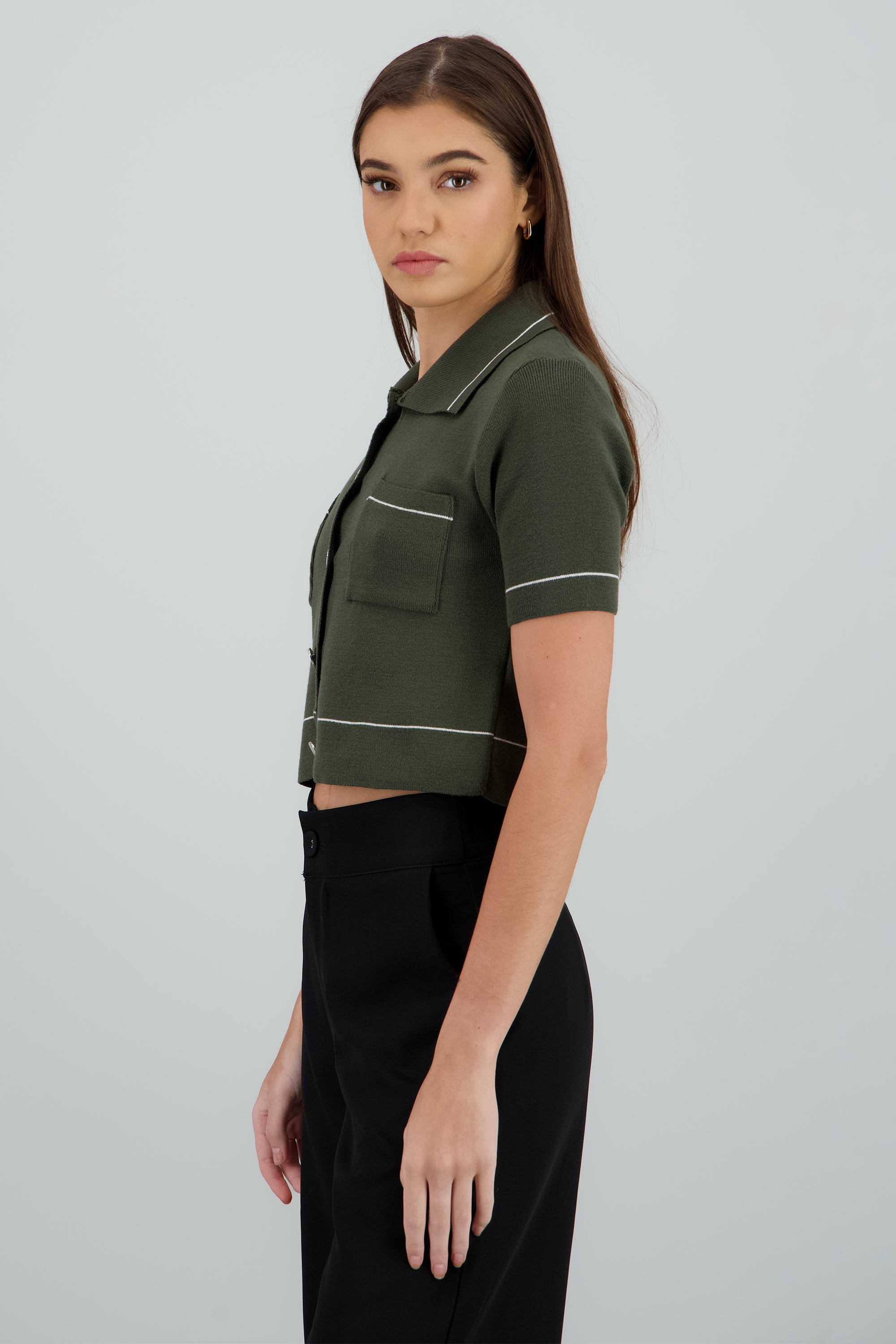 Top manga corta cuello camisero detalle linea OLIVO