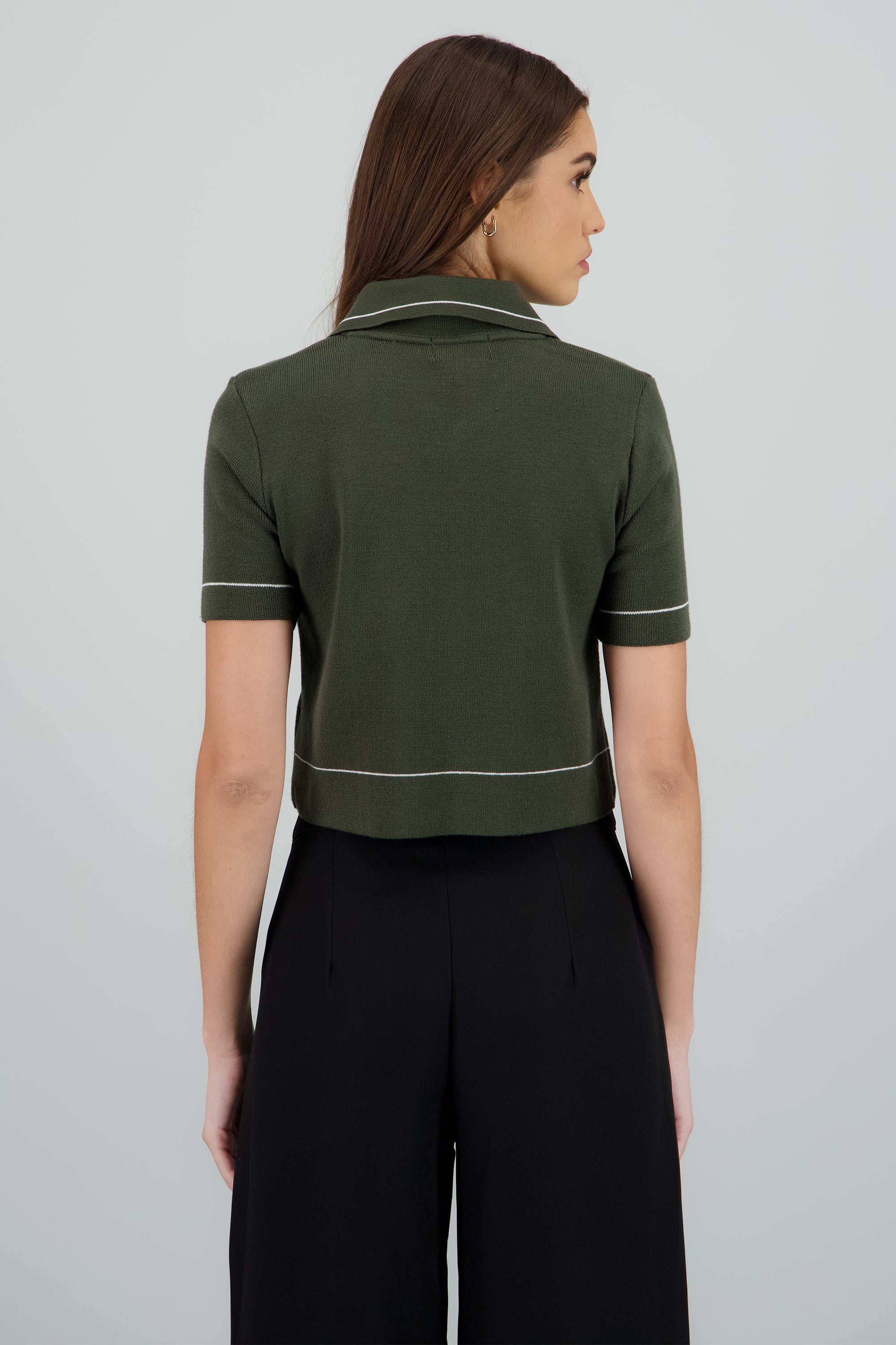 Top manga corta cuello camisero detalle linea OLIVO