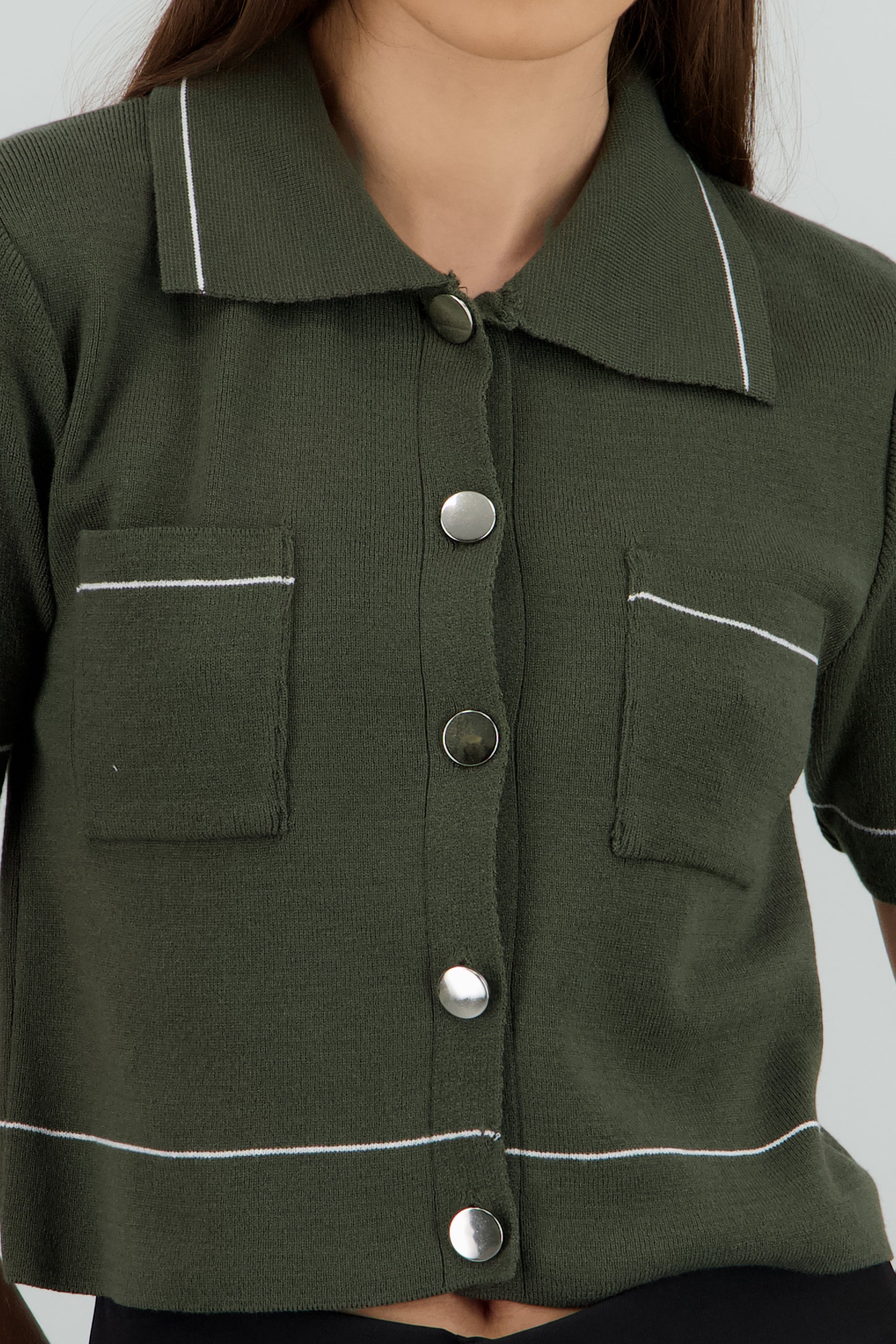 Top manga corta cuello camisero detalle linea OLIVO