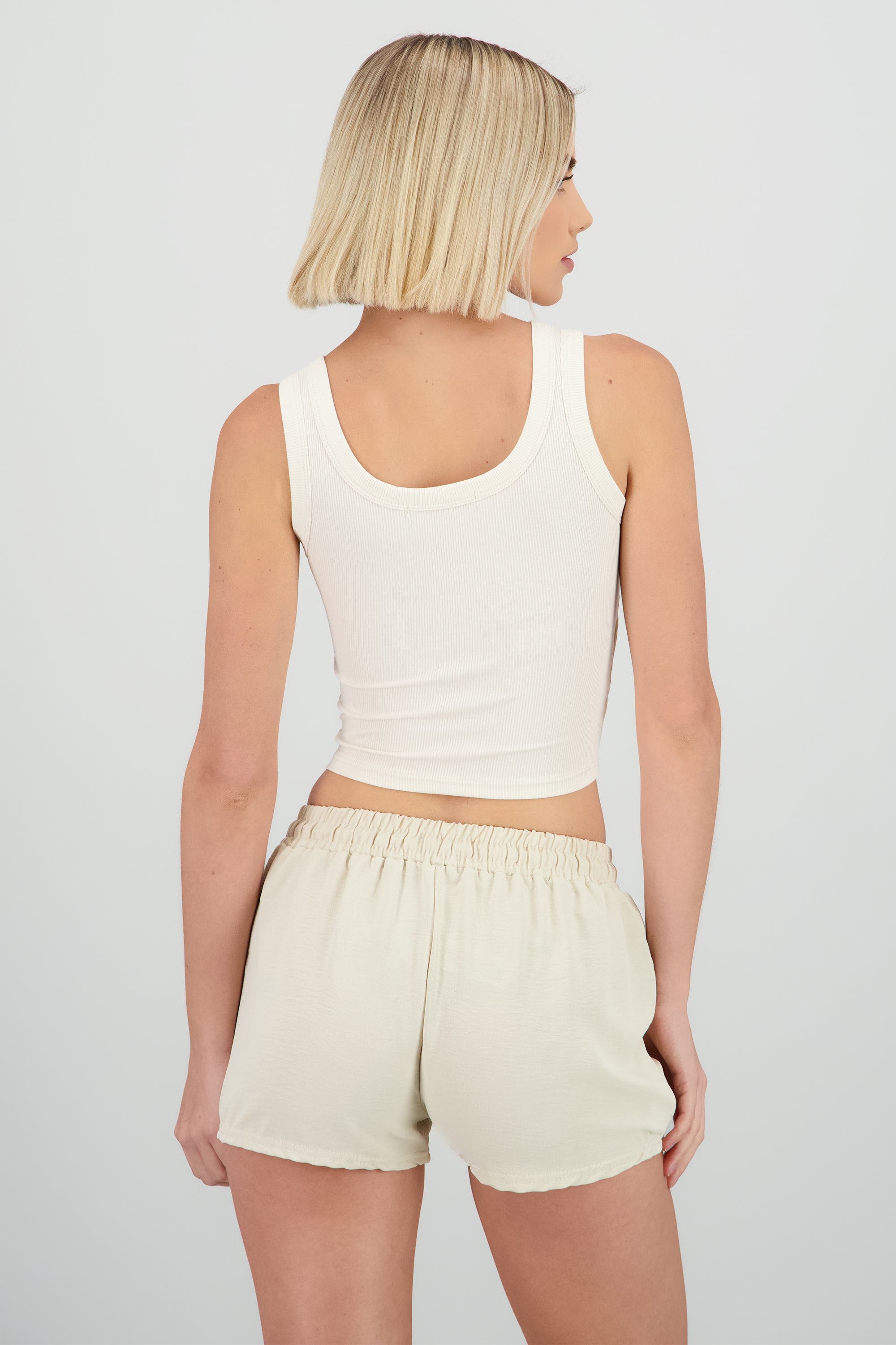 Top liso con copas CREMA