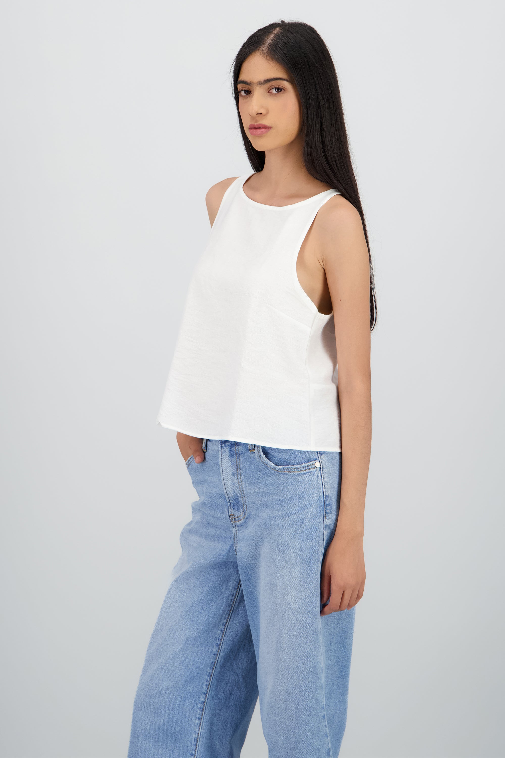 Blusa fluida sin manga HUESO