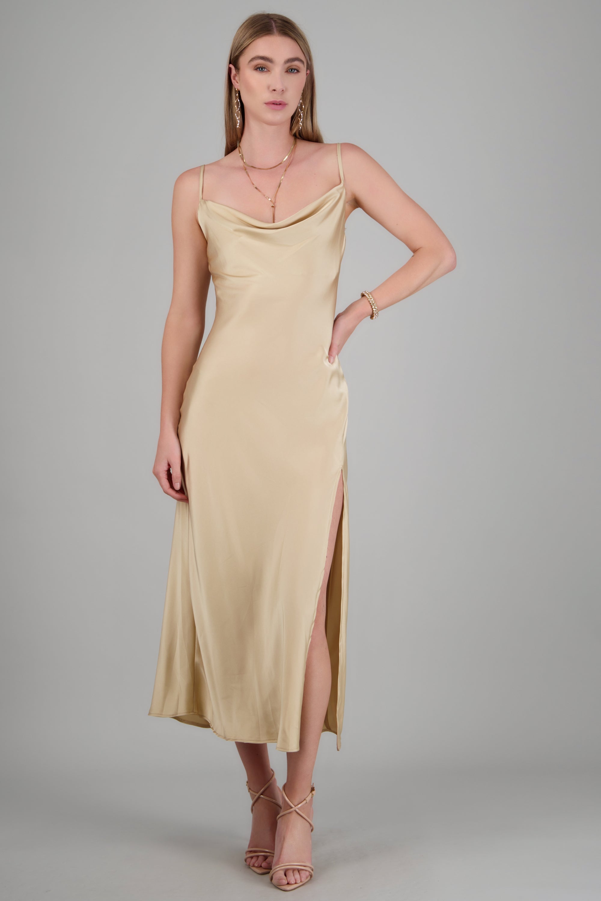 Vestido maxi satin escote columpio BEIGE