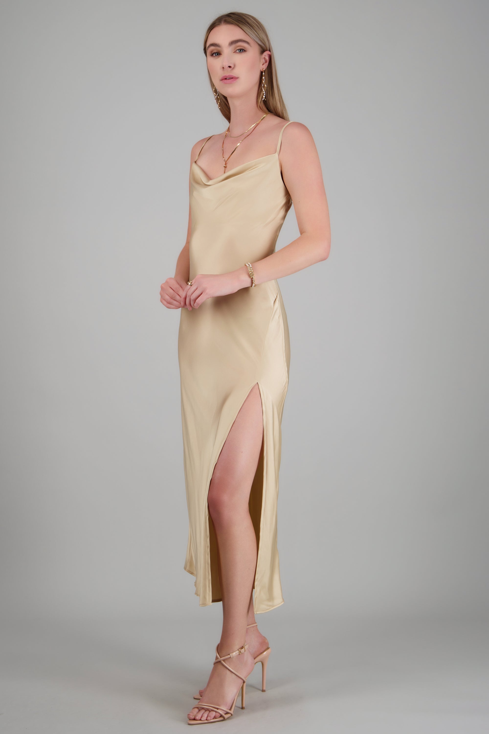 Vestido maxi satin escote columpio BEIGE