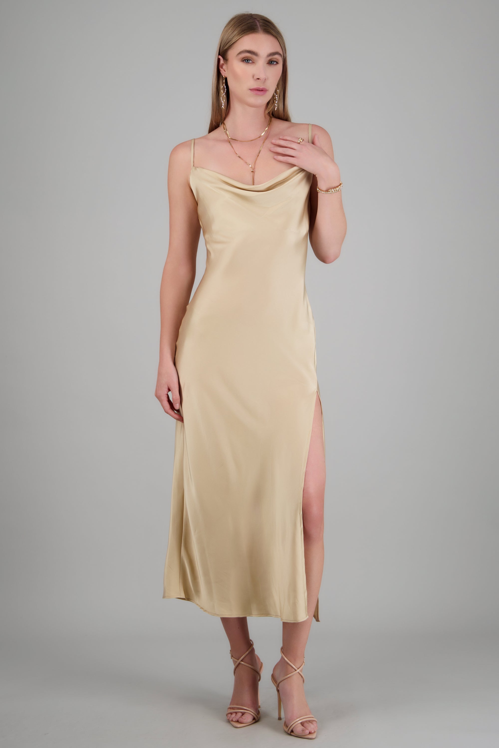 Vestido maxi satin escote columpio BEIGE