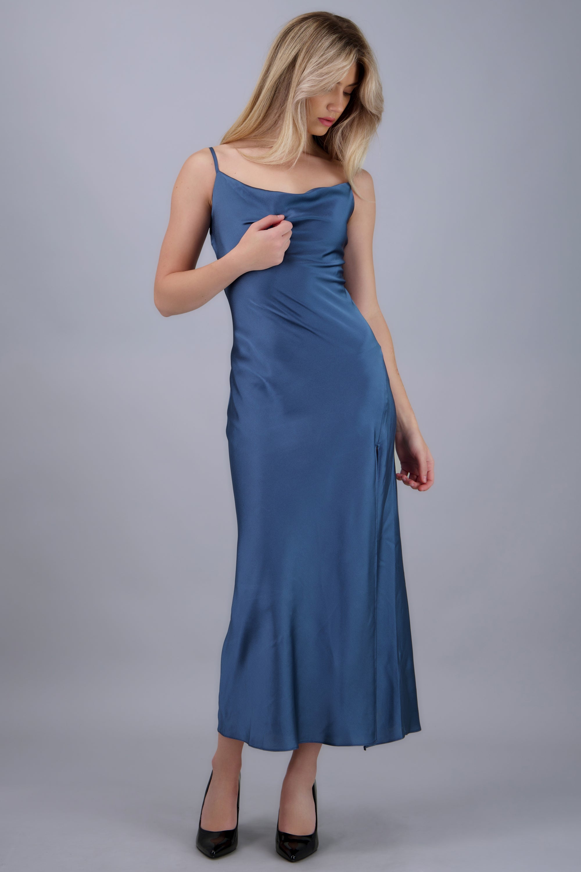 Vestido maxi satin escote columpio AZUL PATO