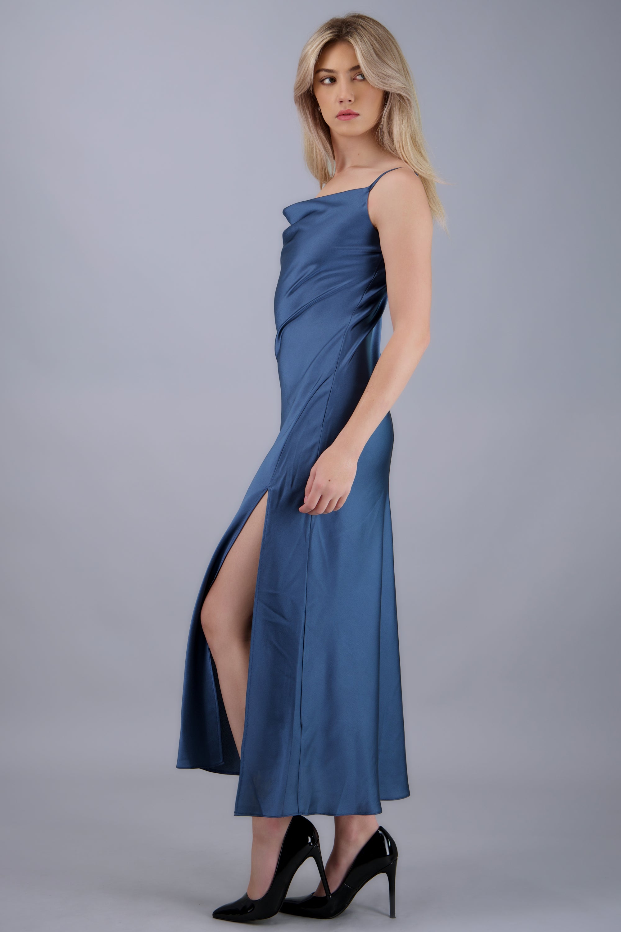 Vestido maxi satin escote columpio AZUL PATO