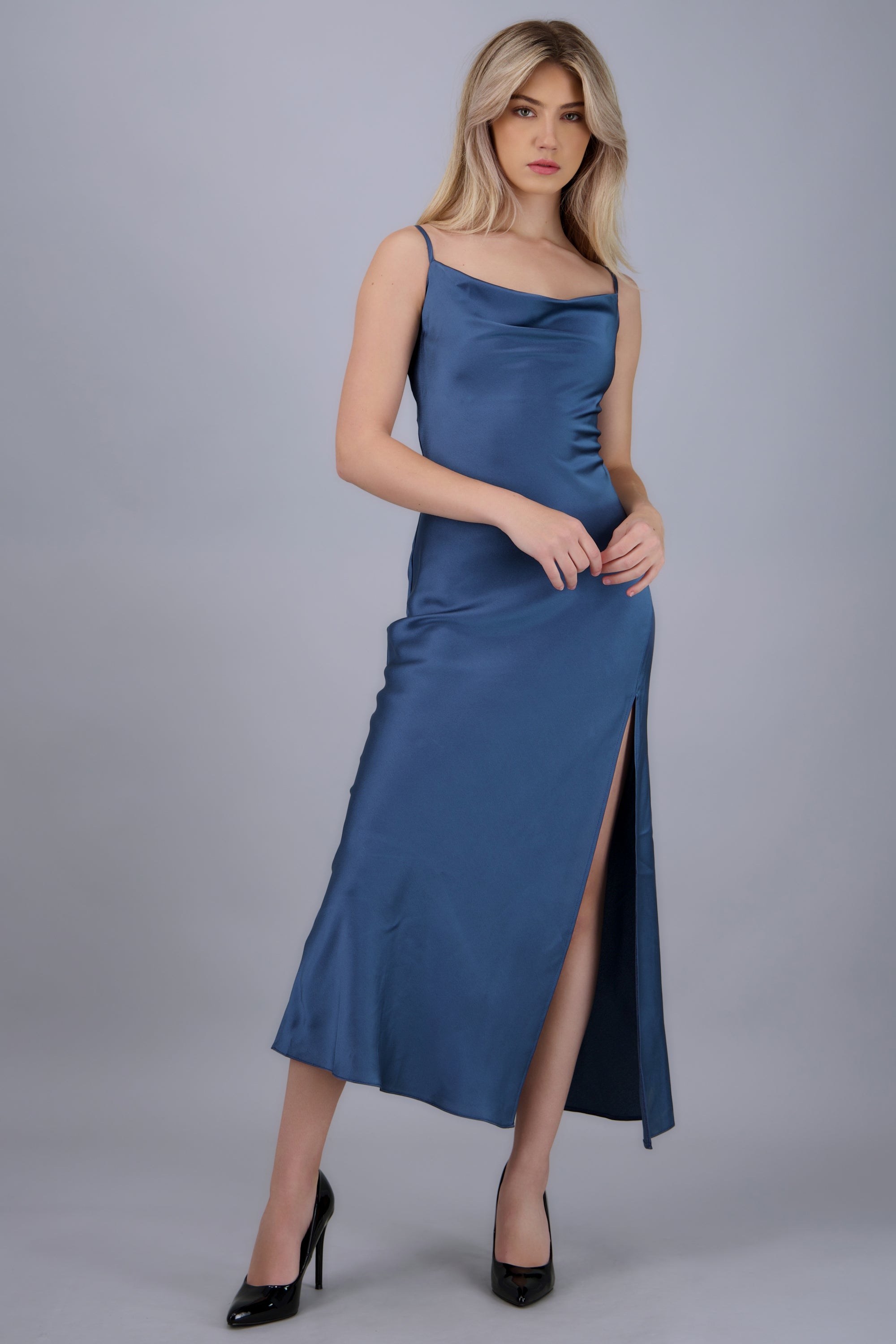Vestido maxi satin escote columpio AZUL PATO