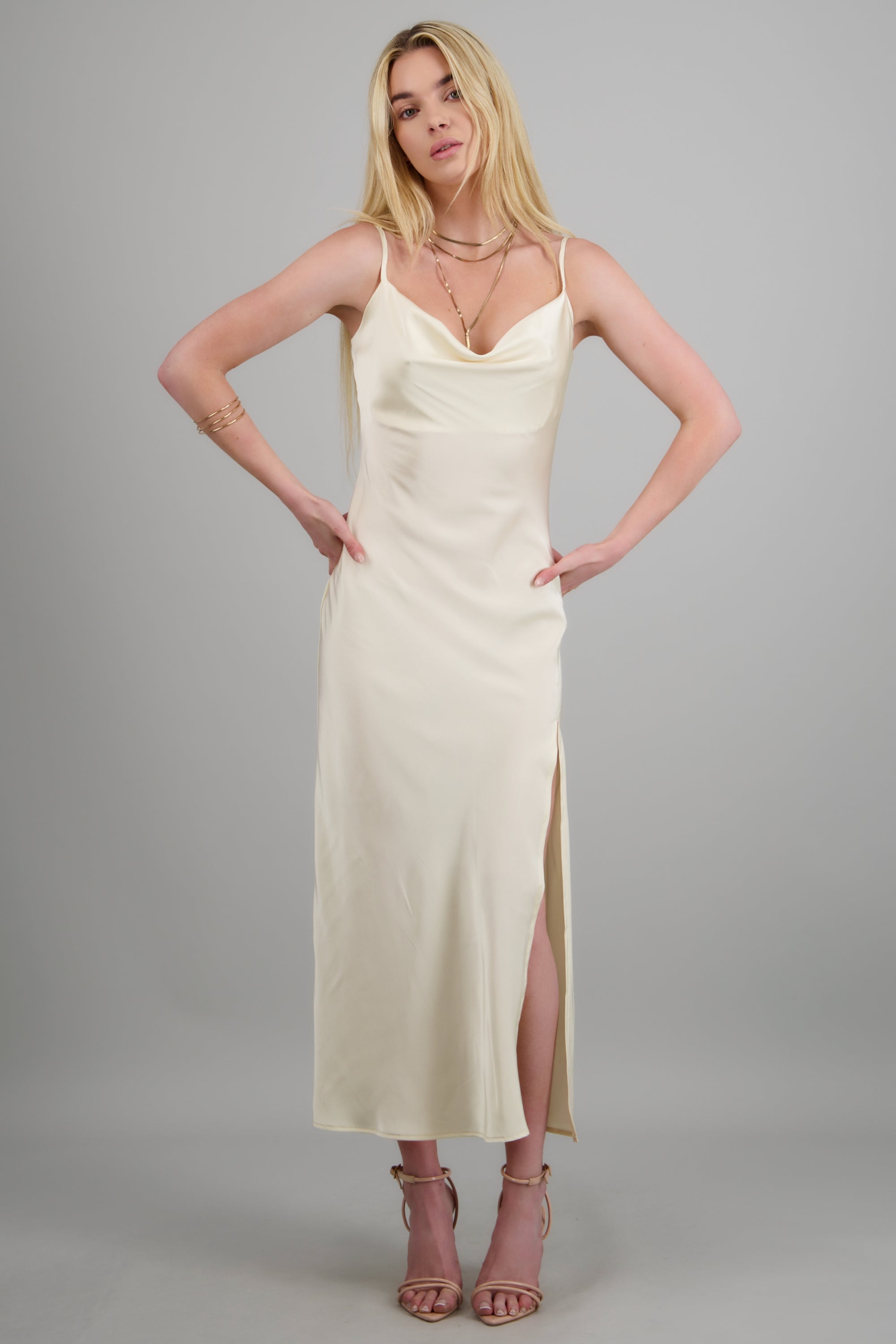 Vestido maxi satin escote columpio CREMA
