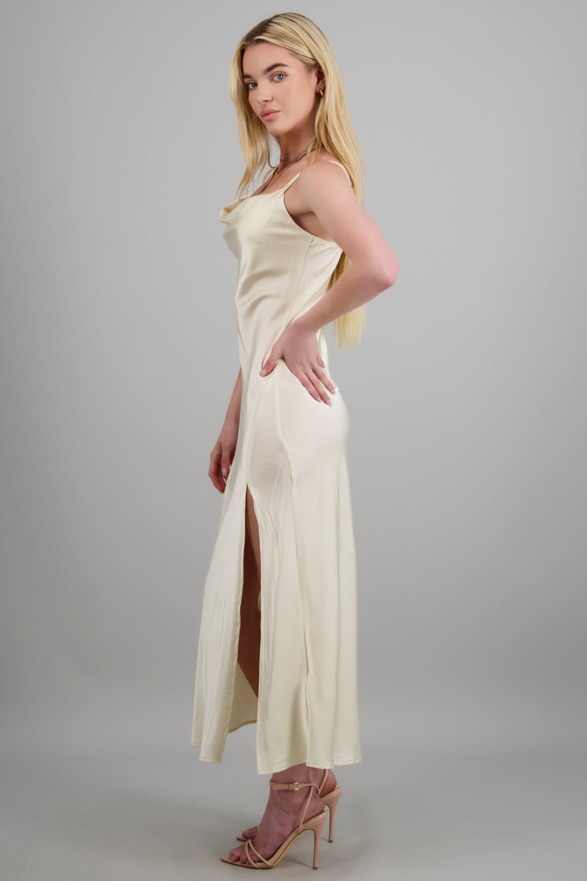 Vestido maxi satin escote columpio CREMA