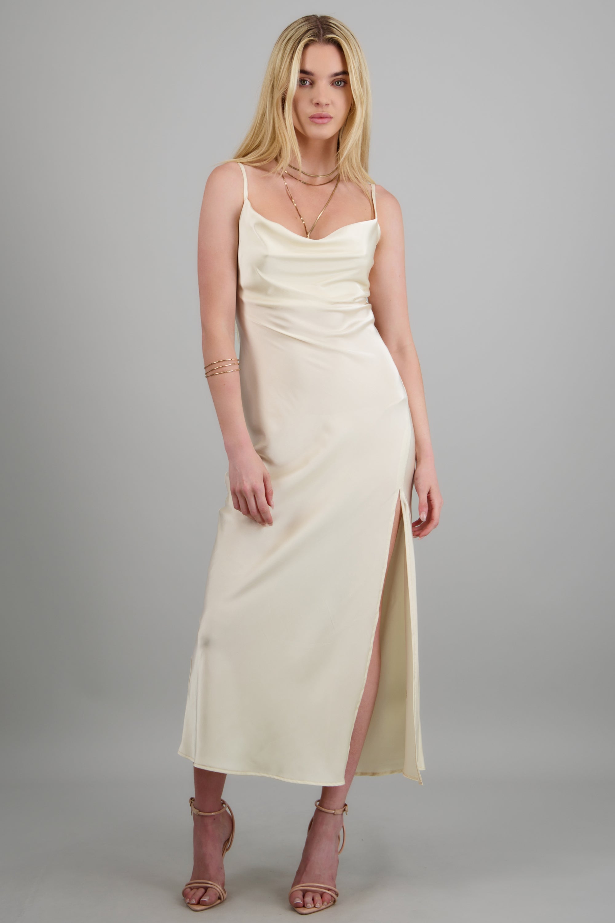 Vestido maxi satin escote columpio CREMA